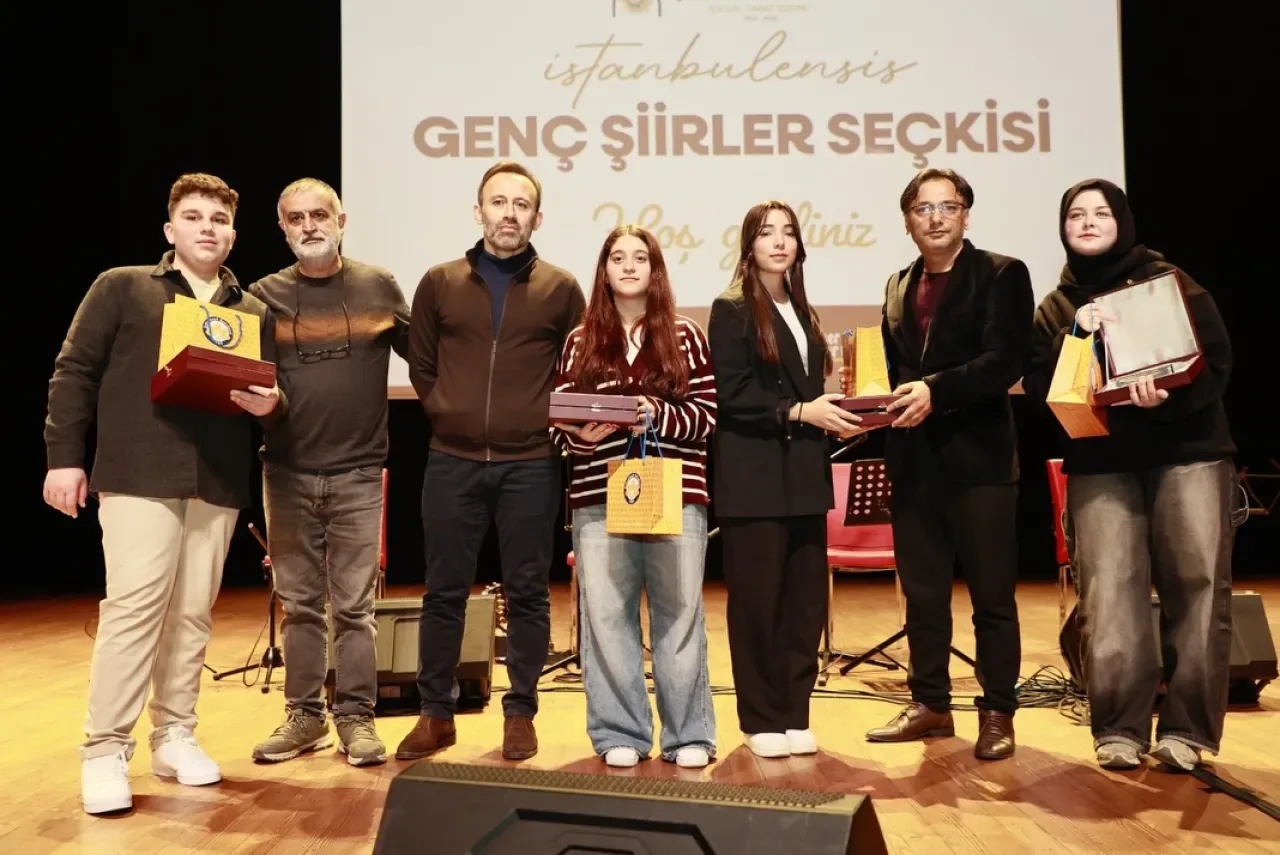 Sultanbeyli'de Genç Şairler Sahnedeydi: İstanbulensis Genç Şiirler Seçkisi Tanıtıldı Sultanbeyli'de Genç Şairler Sahnedeydi: İstanbulensis Genç Şiirler Seçkisi Tanıtıldı