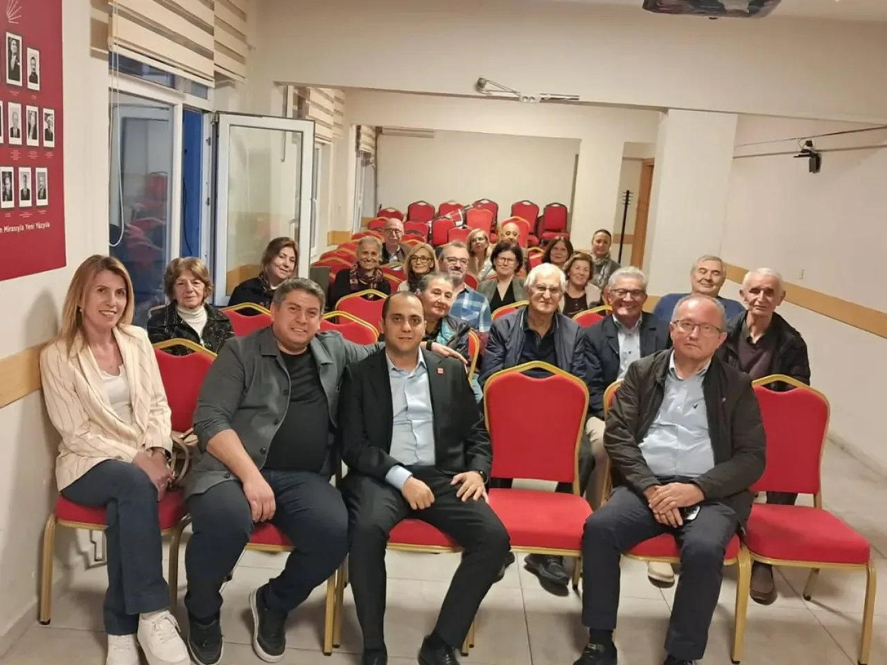 CHP Kadıköy İlçe Başkanlığı Merdivenköy Mahallesi'nde Üye Toplantısı Düzenledi CHP Kadıköy İlçe Başkanlığı Merdivenköy Mahallesi'nde Üye Toplantısı Düzenledi