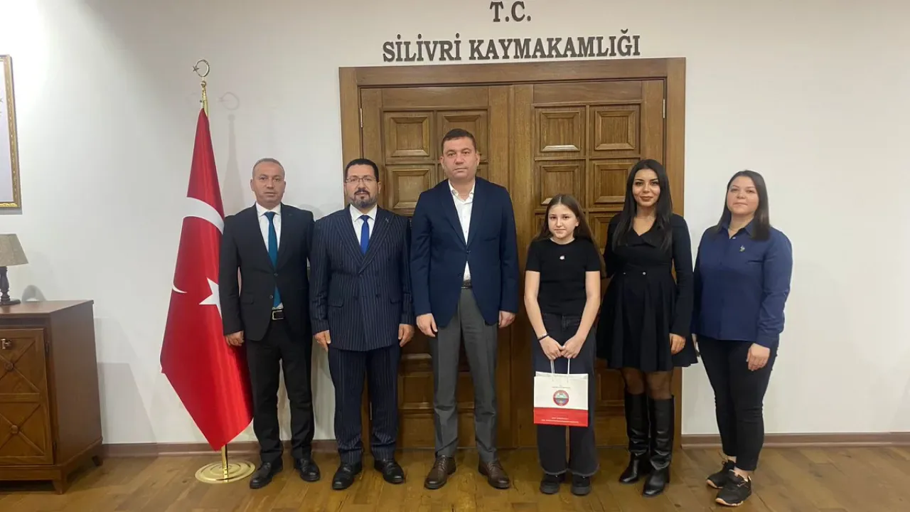 Değirmenköy Atatürk Ortaokulu Öğrencisi Yıldız Akı, Silivri Kaymakamı Tolga Togan'ı Ziyaret Etti Değirmenköy Atatürk Ortaokulu Öğrencisi Yıldız Akı, Silivri Kaymakamı Tolga Togan'ı Ziyaret Etti