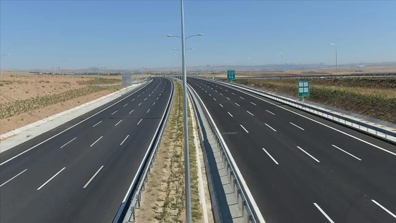 Türkiye'nin Bölünmüş Yol Ağı 22 Yılda 5 Kat Arttı Türkiye'nin Bölünmüş Yol Ağı 22 Yılda 5 Kat Arttı