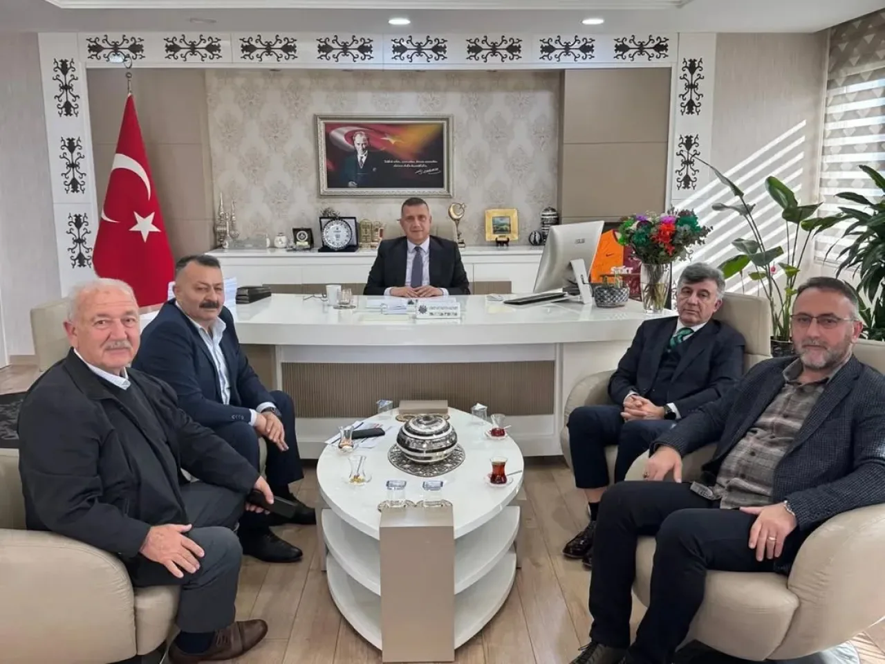 Tuzla Kaymakamı Ümit Hüseyin Güney, Mahalle Muhtarı ve Nakliyeciler Kooperatifi ile Görüştü Tuzla Kaymakamı Ümit Hüseyin Güney, Mahalle Muhtarı ve Nakliyeciler Kooperatifi ile Görüştü