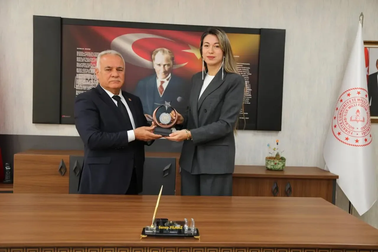 Gölbaşı'nda Muhtarlardan 24 Kasım Öğretmenler Günü Ziyareti Gölbaşı'nda Muhtarlardan 24 Kasım Öğretmenler Günü Ziyareti
