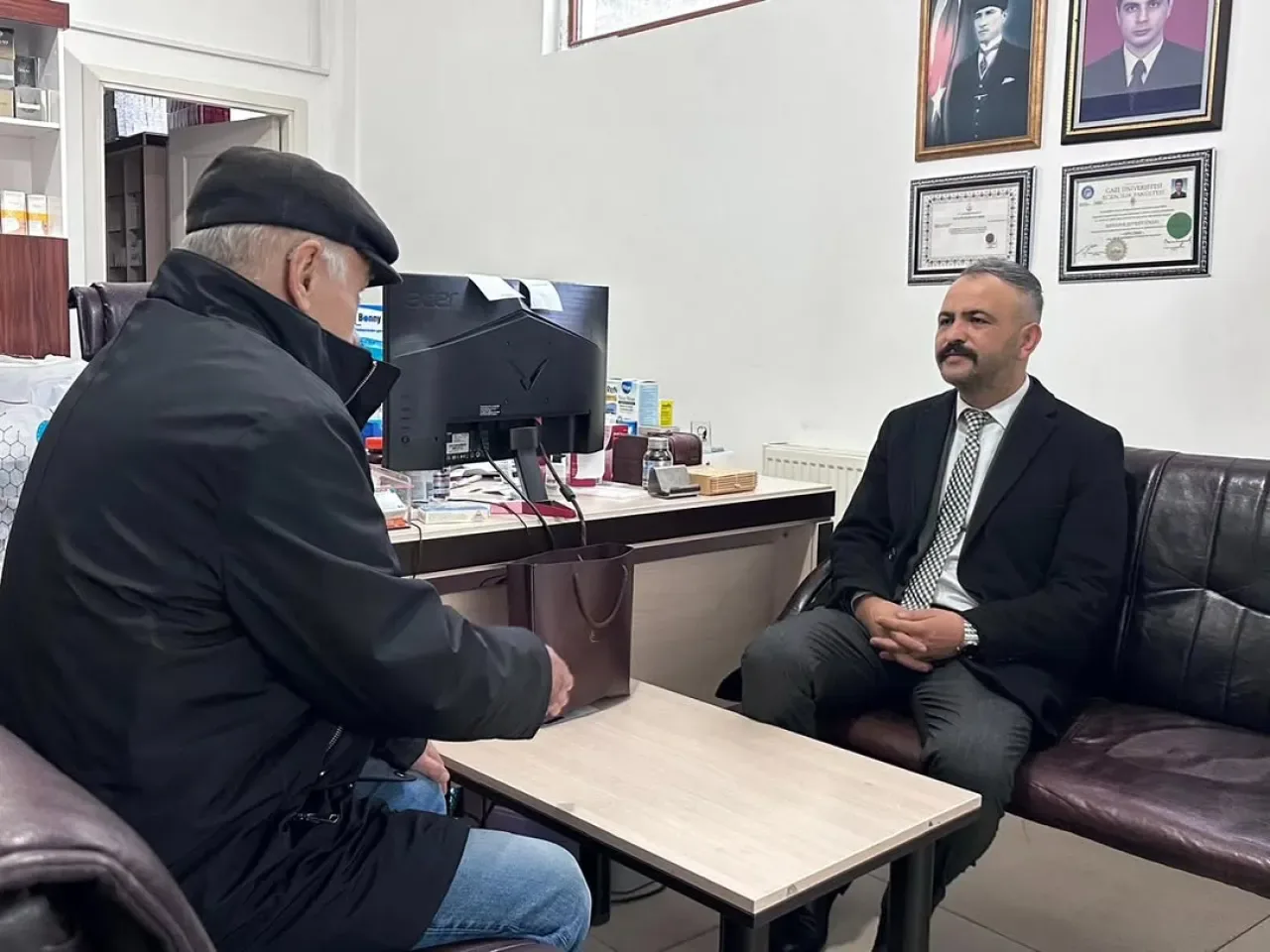 MHP Kızılcahamam İlçe Başkanı Nuri Odacı, Eczane Esnafını Ziyaret Etti MHP Kızılcahamam İlçe Başkanı Nuri Odacı, Eczane Esnafını Ziyaret Etti