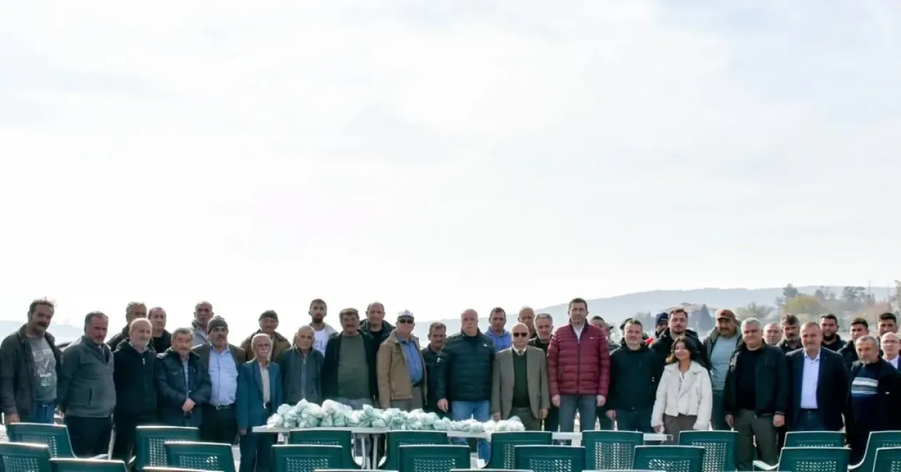 Nallıhan Belediyesi'nden Balıkçılara Ağ Desteği Nallıhan Belediyesi'nden Balıkçılara Ağ Desteği