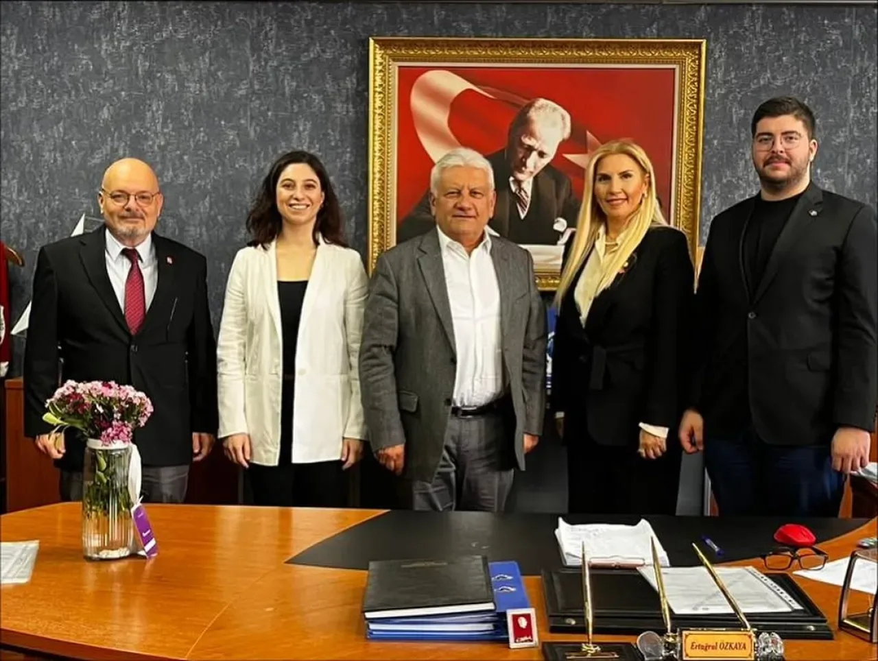 CHP Bakırköy Kadın Kolları ve Gençlik Kolları Öğretmenler Günü'nde Okul Ziyaretleri Gerçekleştirdi CHP Bakırköy Kadın Kolları ve Gençlik Kolları Öğretmenler Günü'nde Okul Ziyaretleri Gerçekleştirdi