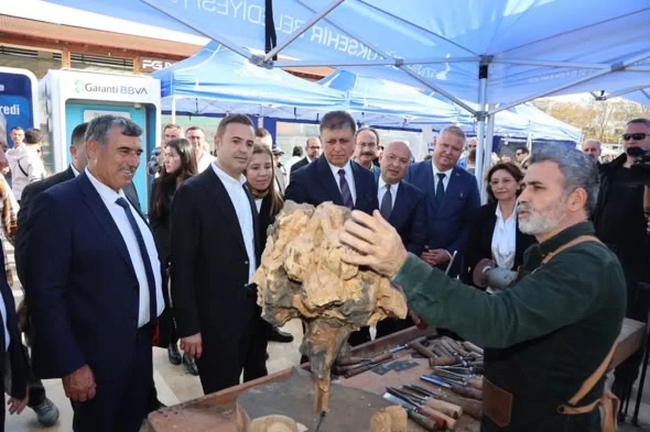 İzmir Urla'da Uluslararası Zeytin ve Sanat Festivali Renkli Etkinliklere Ev Sahipliği Yapıyor İzmir Urla'da Uluslararası Zeytin ve Sanat Festivali Renkli Etkinliklere Ev Sahipliği Yapıyor