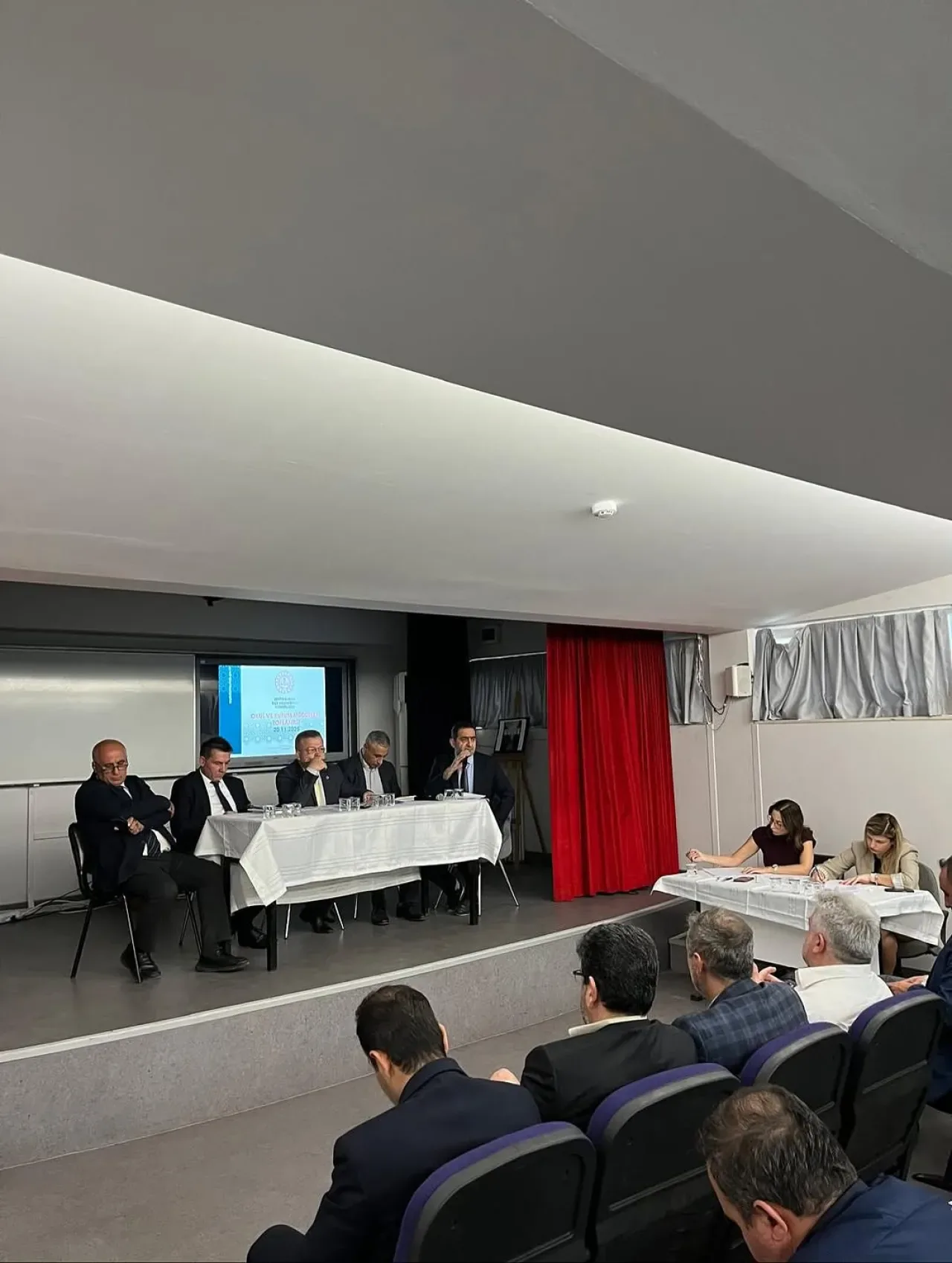 Zeytinburnu'nda Eğitim Kurumları Müdürler Toplantısı Gerçekleştirildi Zeytinburnu'nda Eğitim Kurumları Müdürler Toplantısı Gerçekleştirildi
