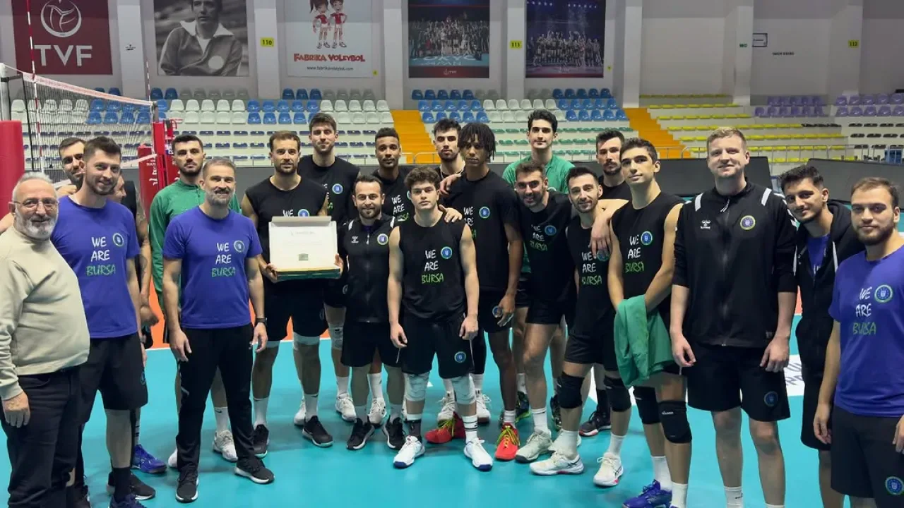 Bursa Büyükşehir Belediyespor Başkanı Aydın, Takıma Moral Ziyareti Bursa Büyükşehir Belediyespor Başkanı Aydın, Takıma Moral Ziyareti