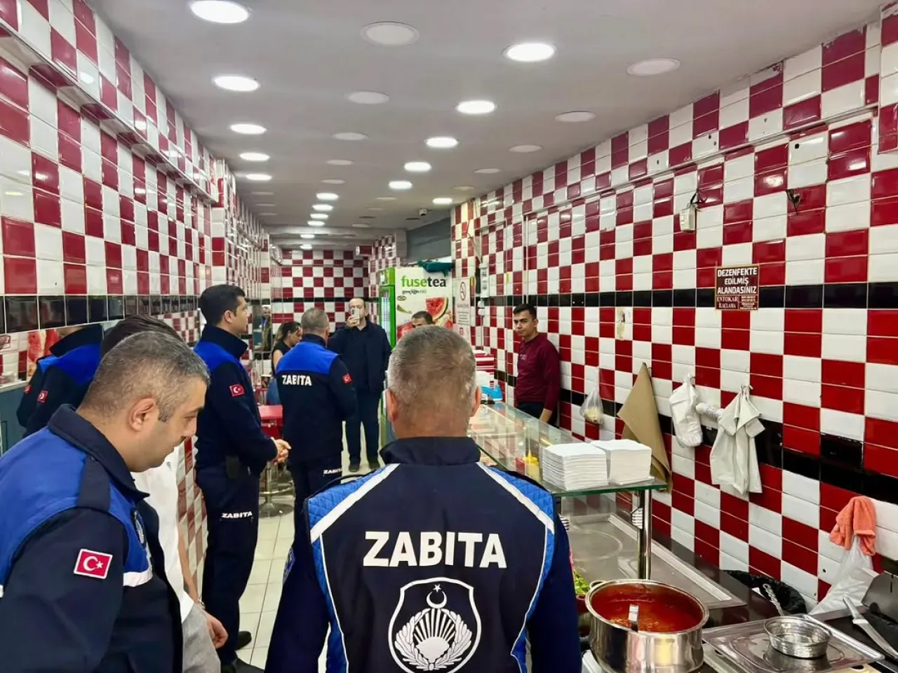 Gemlik'te Gıda Denetimi: 10 Kilo Bozuk Dönere El Konuldu Gemlik'te Gıda Denetimi: 10 Kilo Bozuk Dönere El Konuldu