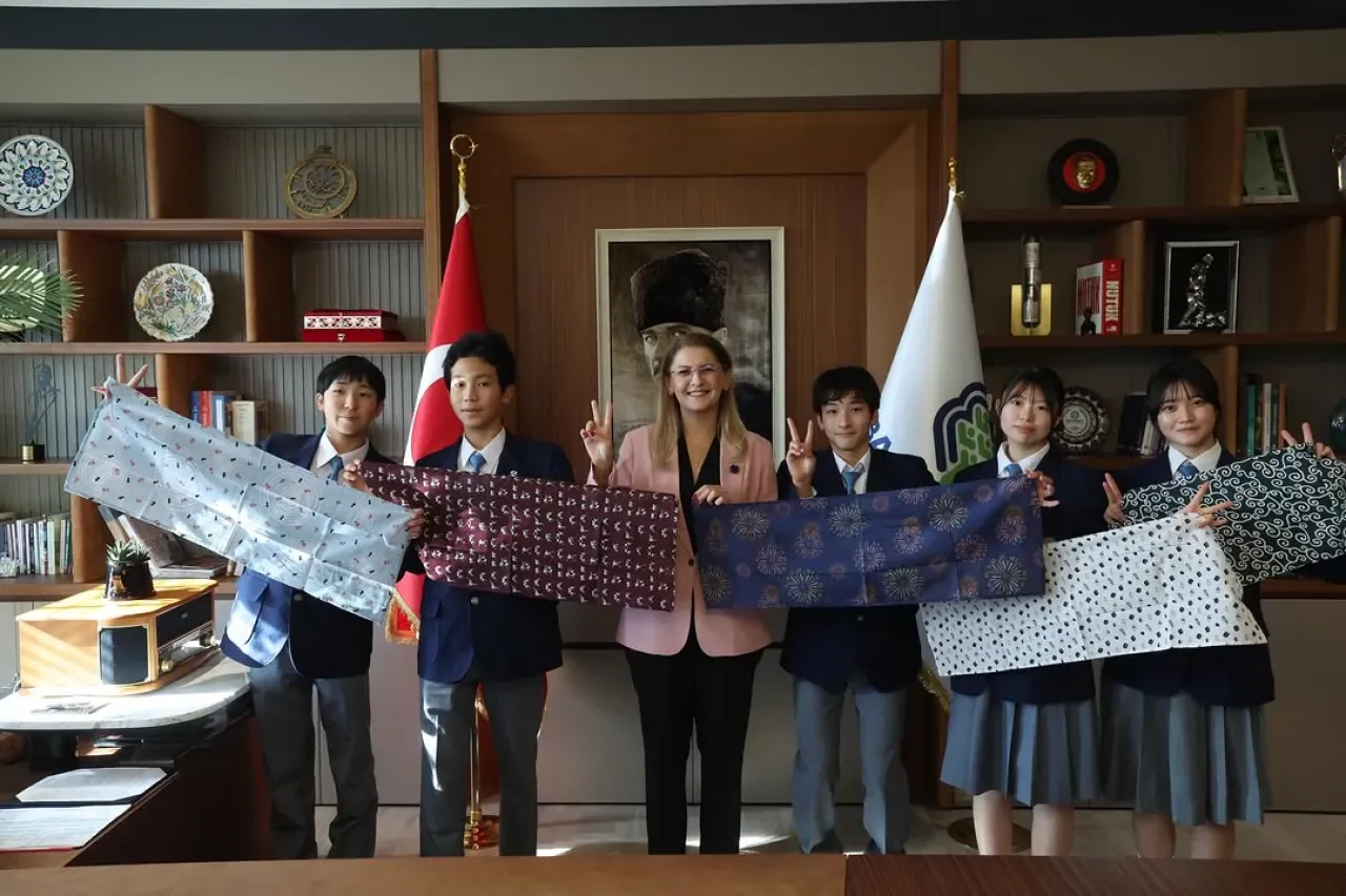 Bakırköy'de 26 Yıllık Dostluk: Türk-Japon Öğrenciler Kardeş Okul Projesi'nde Buluştu Bakırköy'de 26 Yıllık Dostluk: Türk-Japon Öğrenciler Kardeş Okul Projesi'nde Buluştu