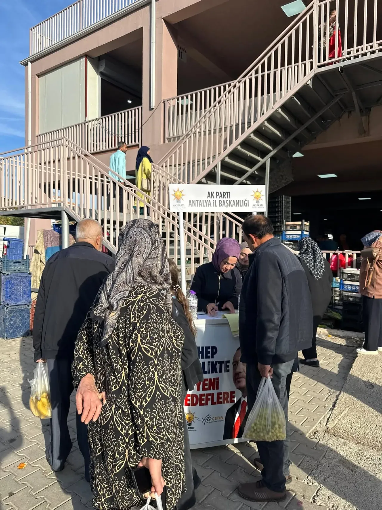 Ak Parti Kumluca'da Üye Kayıt Standı Açtı Ak Parti Kumluca'da Üye Kayıt Standı Açtı