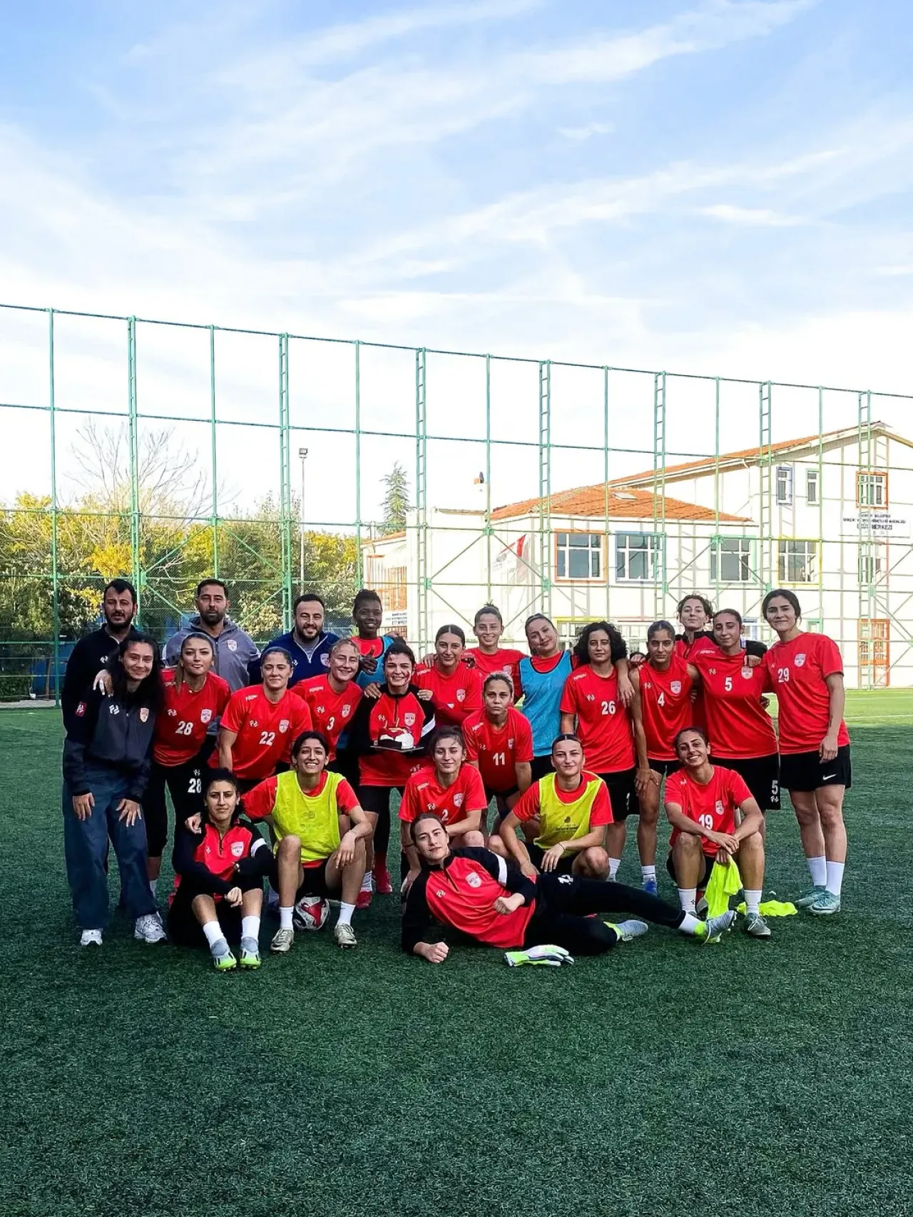Bakırköy Kadın Futbol Kulübü'nden Tuana Yılmaz'a Doğum Günü Sürprizi Bakırköy Kadın Futbol Kulübü'nden Tuana Yılmaz'a Doğum Günü Sürprizi