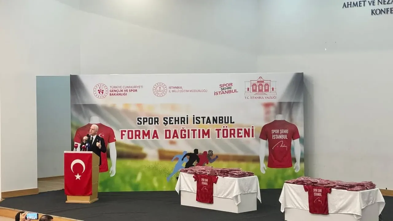 Ataşehir'de Öğrencilere 1 Milyon Milli Forma Dağıtıldı Ataşehir'de Öğrencilere 1 Milyon Milli Forma Dağıtıldı