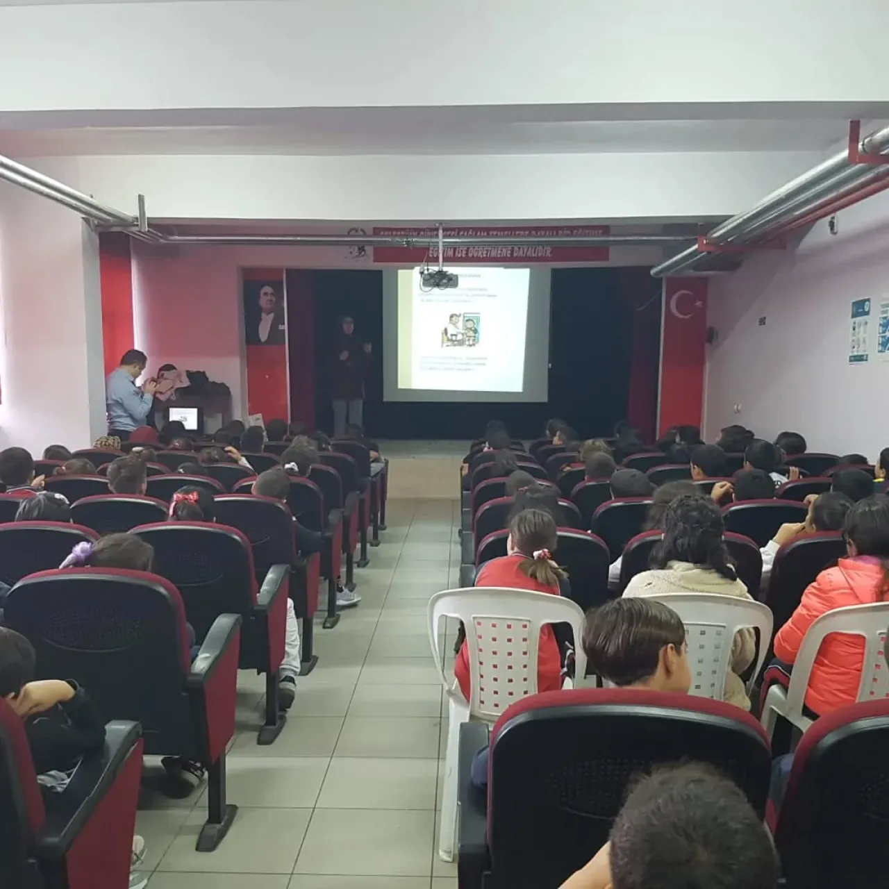 Gemlik'te Akılcı İlaç Kullanımı ve Antimikrobiyal Farkındalık Eğitimleri Gemlik'te Akılcı İlaç Kullanımı ve Antimikrobiyal Farkındalık Eğitimleri