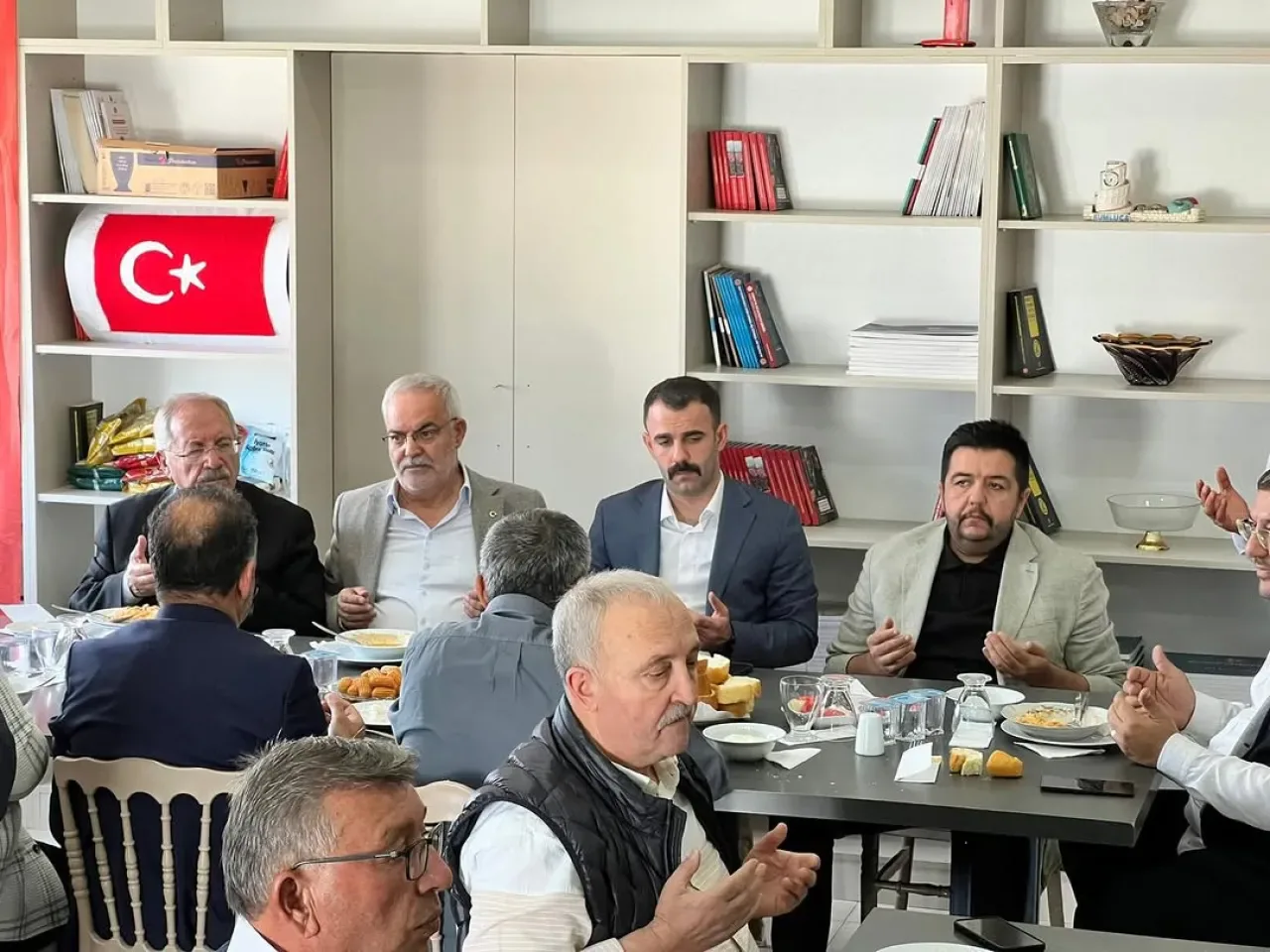 Antalya'da Hemşehri Dernek Başkanları MHP İl Başkanlığı'nda Bir Araya Geldi Antalya'da Hemşehri Dernek Başkanları MHP İl Başkanlığı'nda Bir Araya Geldi