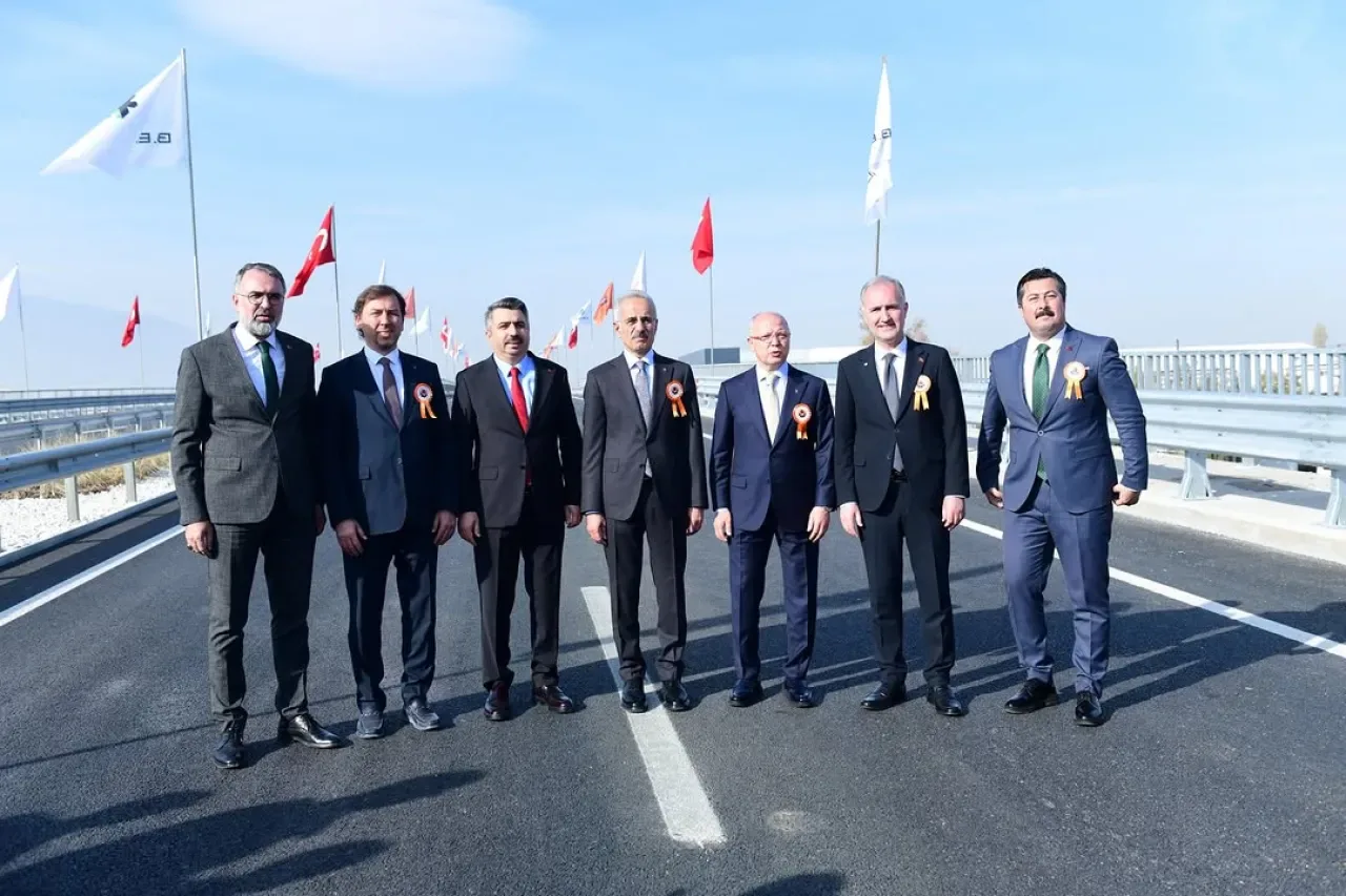 Bursa'nın Trafik Sorununa Çözüm: Ağaç İşleri Sanayi Kavşağı Hizmete Açıldı Bursa'nın Trafik Sorununa Çözüm: Ağaç İşleri Sanayi Kavşağı Hizmete Açıldı