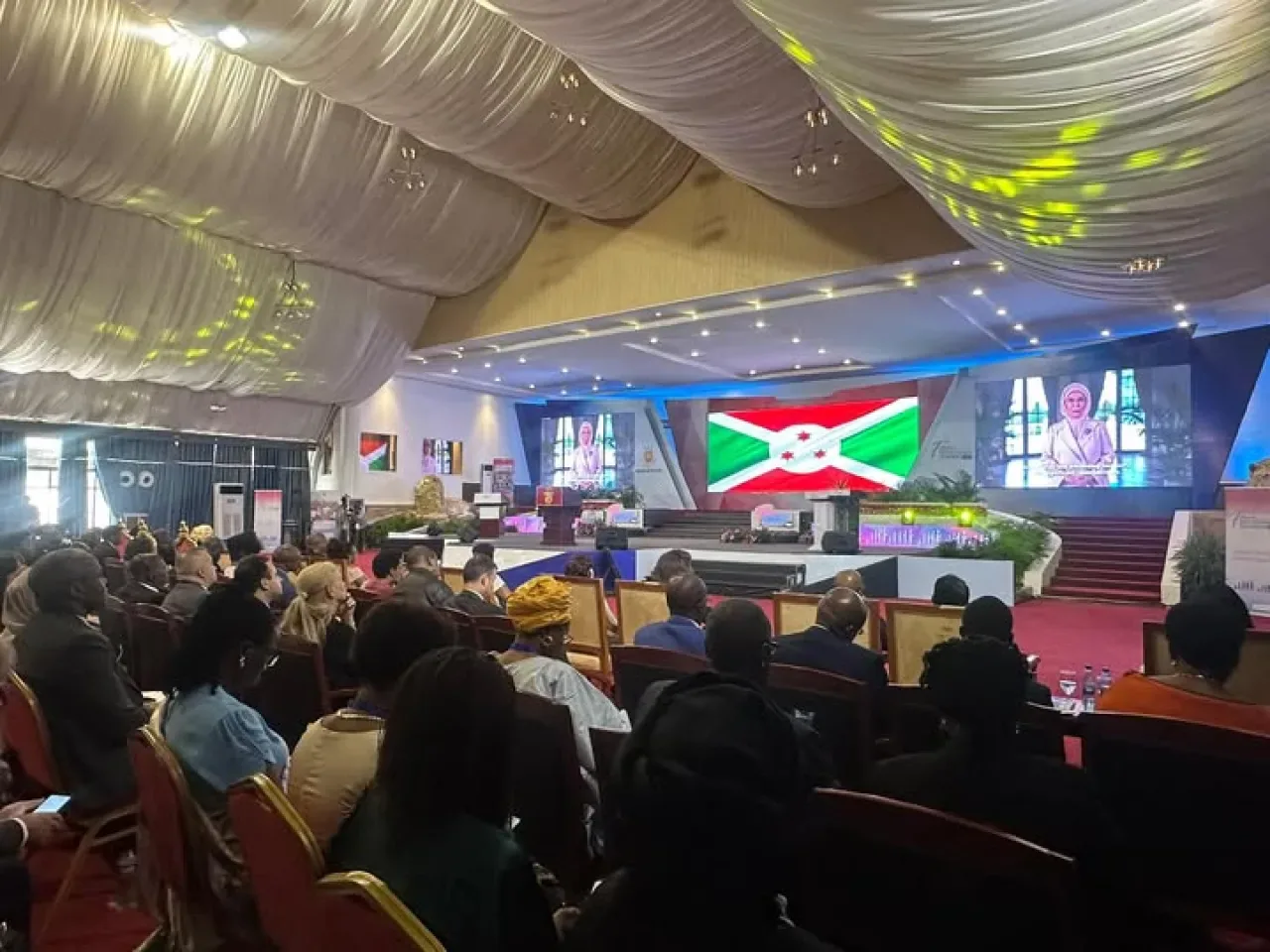 Emine Erdoğan, Burundi 6. Kadın Liderler Forumu'na Video Mesaj Gönderdi Emine Erdoğan, Burundi 6. Kadın Liderler Forumu'na Video Mesaj Gönderdi