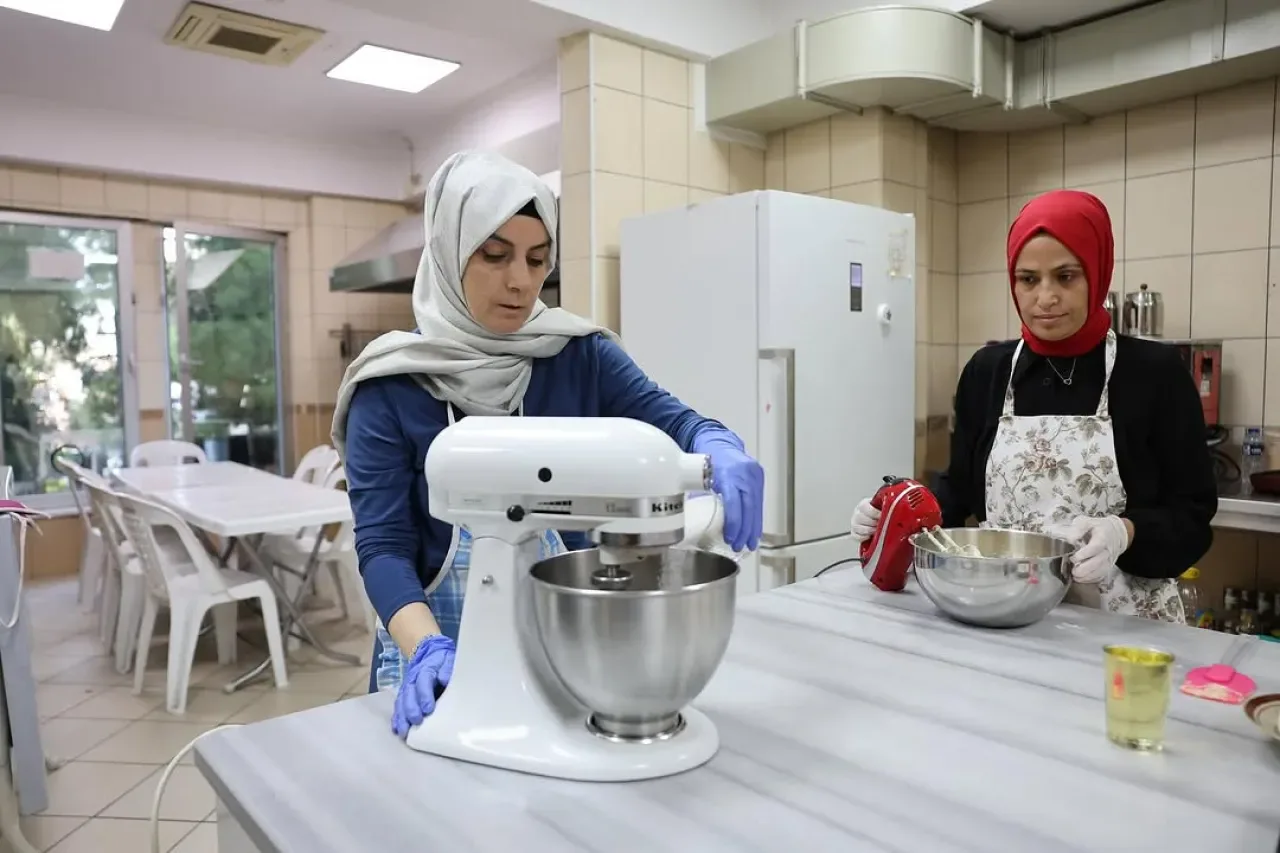 Bağcılar'da Pastacılık Kursiyerleri Yeteneklerini Konuşturuyor Bağcılar'da Pastacılık Kursiyerleri Yeteneklerini Konuşturuyor