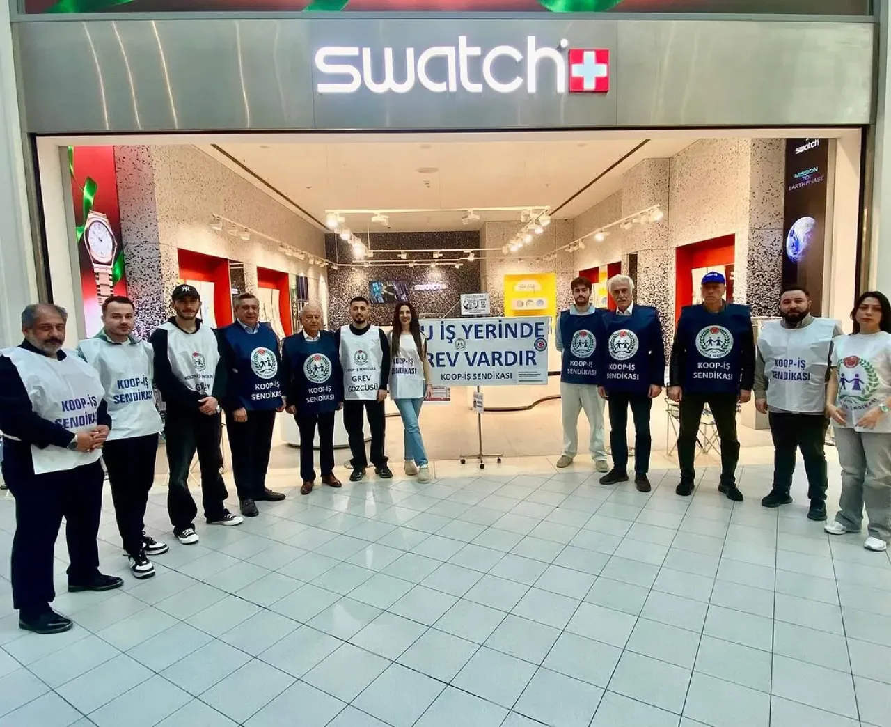 İYİ Parti İstanbul'dan Swatch Grevindeki İşçilere Ziyaret İYİ Parti İstanbul'dan Swatch Grevindeki İşçilere Ziyaret