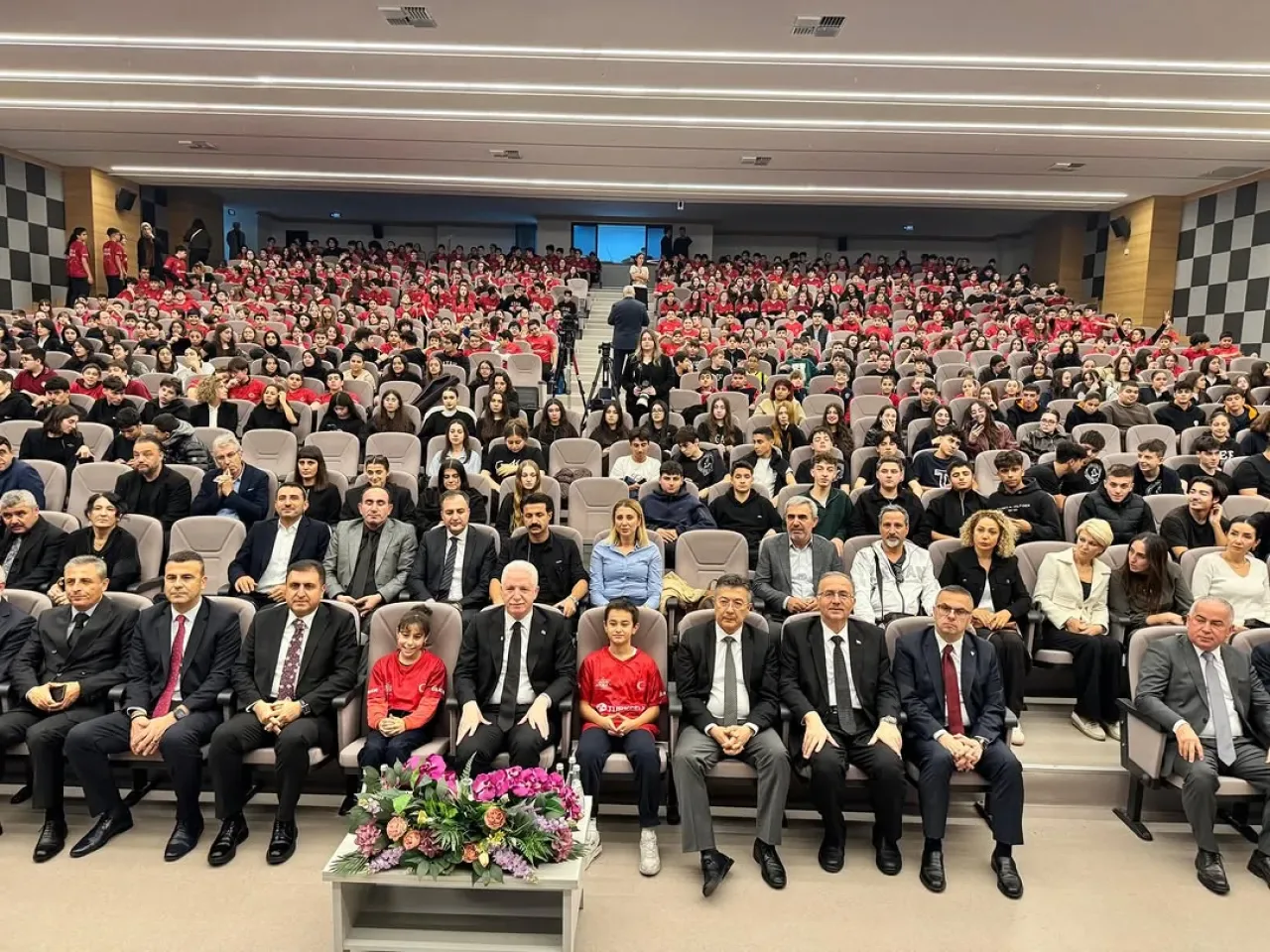 Ataşehir'de Öğrencilere Milli Forma Dağıtım Töreni Ataşehir'de Öğrencilere Milli Forma Dağıtım Töreni