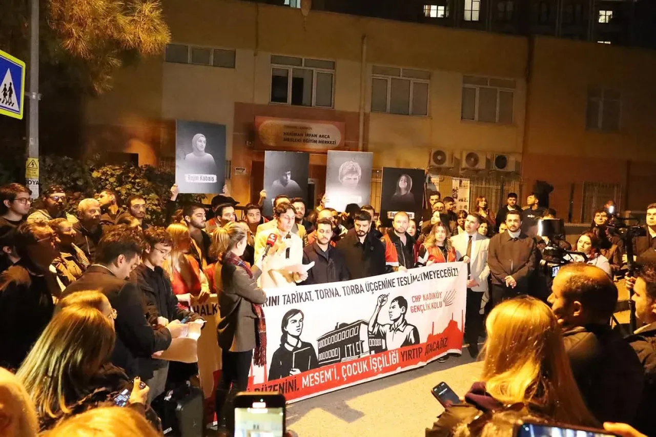 CHP Kadıköy Gençlik Kolları, Dünya Çocuk Hakları Günü'nde Mesleki Eğitim Merkezlerindeki Çocuk İşçiliğine Dikkat Çekti CHP Kadıköy Gençlik Kolları, Dünya Çocuk Hakları Günü'nde Mesleki Eğitim Merkezlerindeki Çocuk İşçiliğine Dikkat Çekti