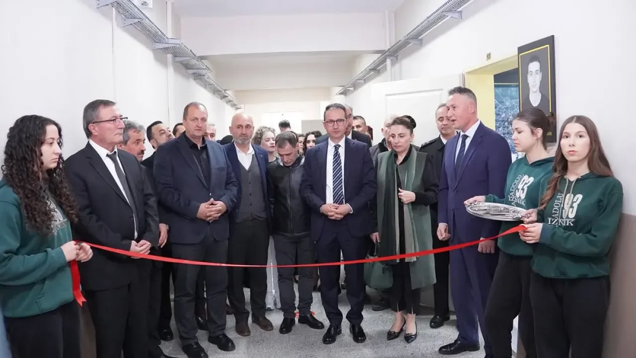 İznik'te Ahmet Baştürk Anısına Bilgisayar Laboratuvarı Açıldı İznik'te Ahmet Baştürk Anısına Bilgisayar Laboratuvarı Açıldı