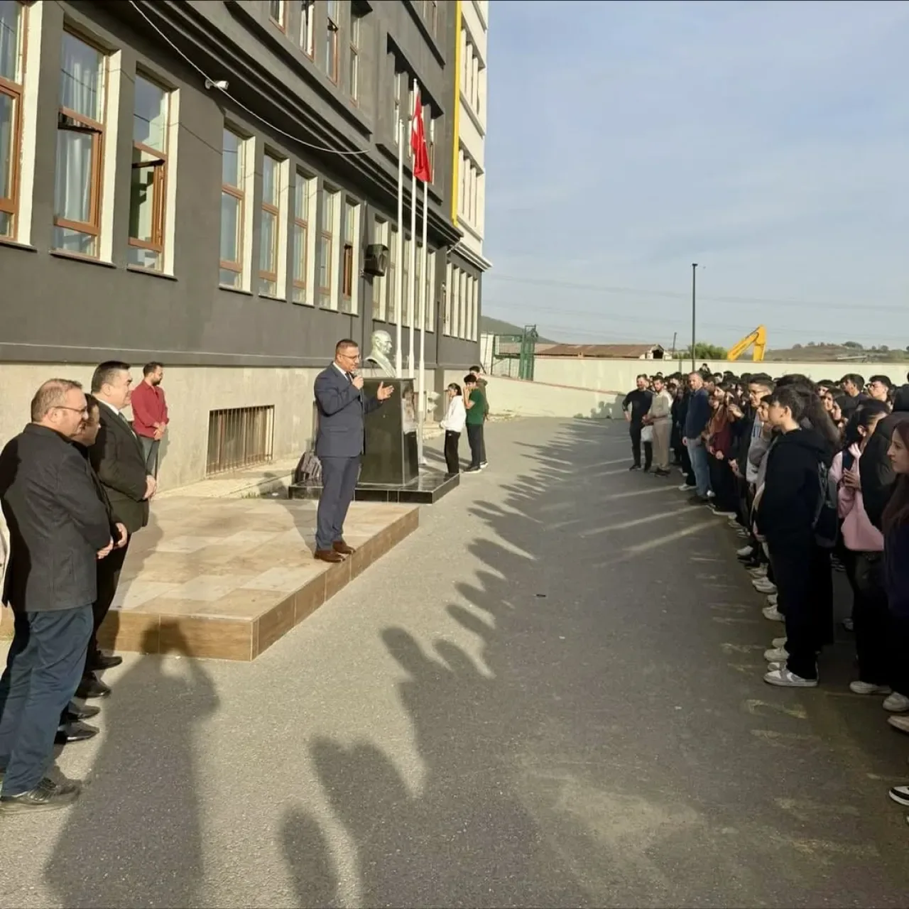 Sancaktepe'de Ömer Halisdemir Anadolu Lisesi'nde Anlamlı Bayrak Töreni Sancaktepe'de Ömer Halisdemir Anadolu Lisesi'nde Anlamlı Bayrak Töreni