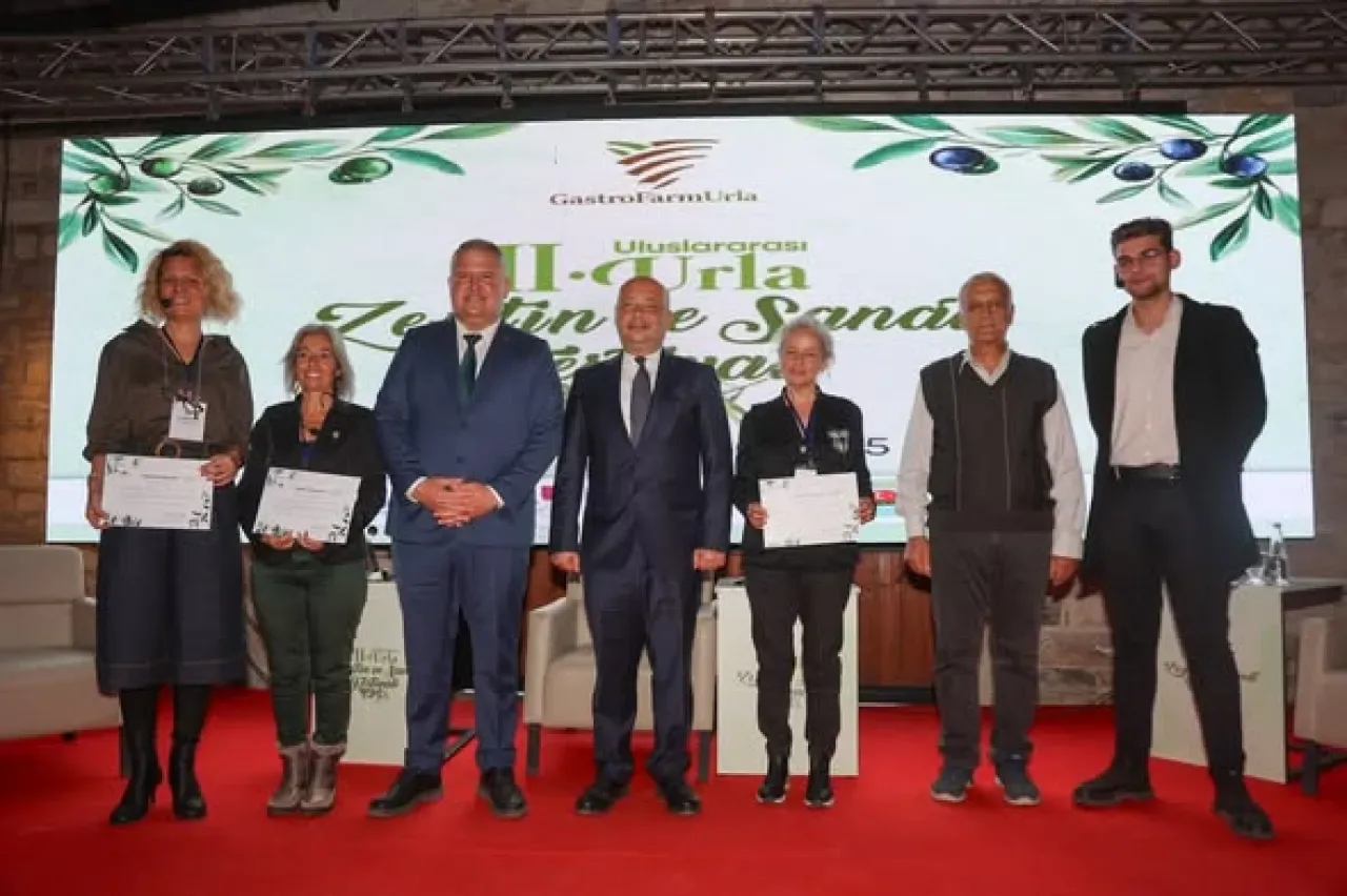 İzmir'de Akdeniz Zeytin ve Zeytinyağı Paneli Düzenlendi İzmir'de Akdeniz Zeytin ve Zeytinyağı Paneli Düzenlendi