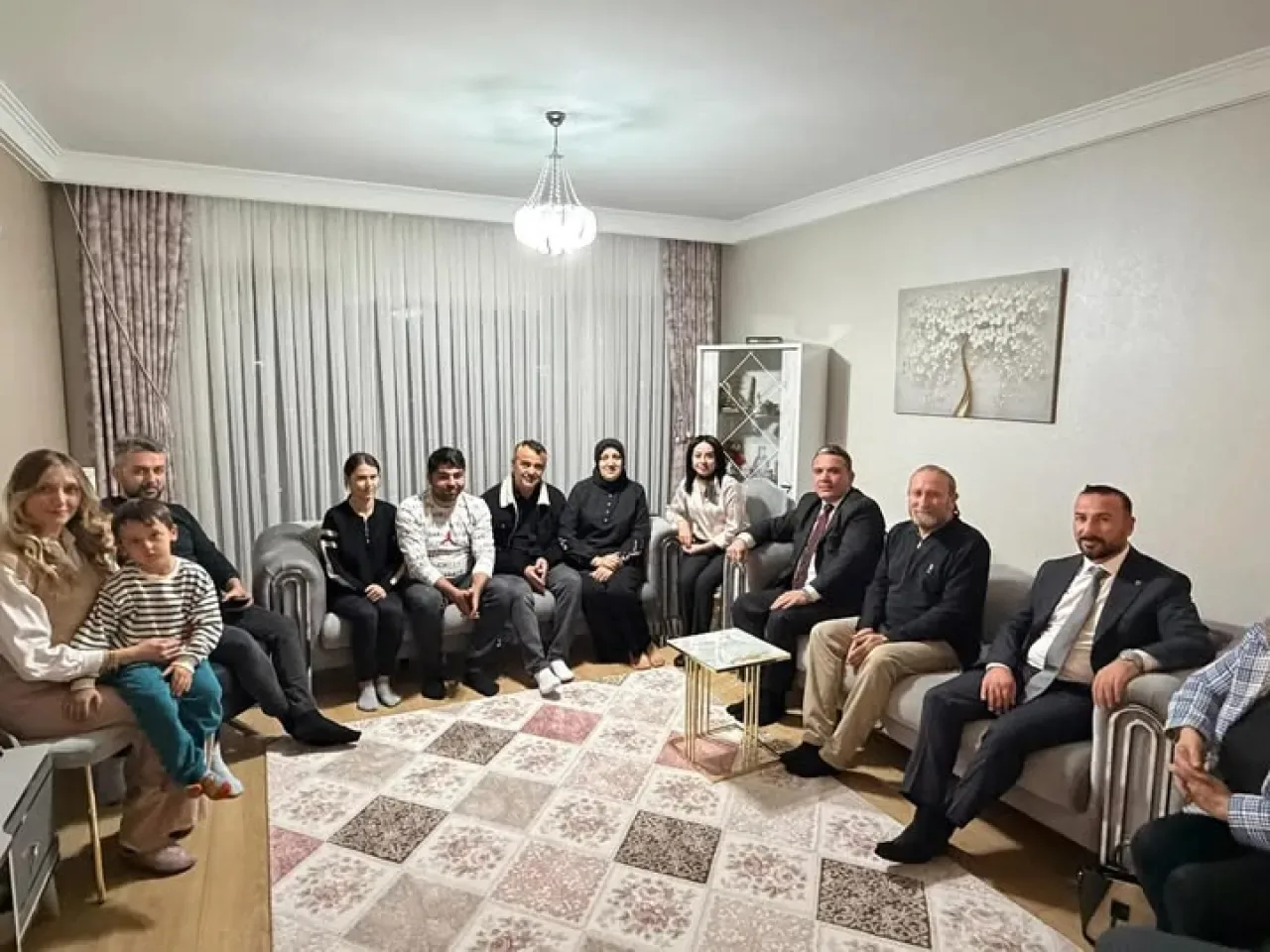 MHP Etimesgut İlçe Başkanı, Vatandaşın Evinde Ziyaret Gerçekleştirdi MHP Etimesgut İlçe Başkanı, Vatandaşın Evinde Ziyaret Gerçekleştirdi