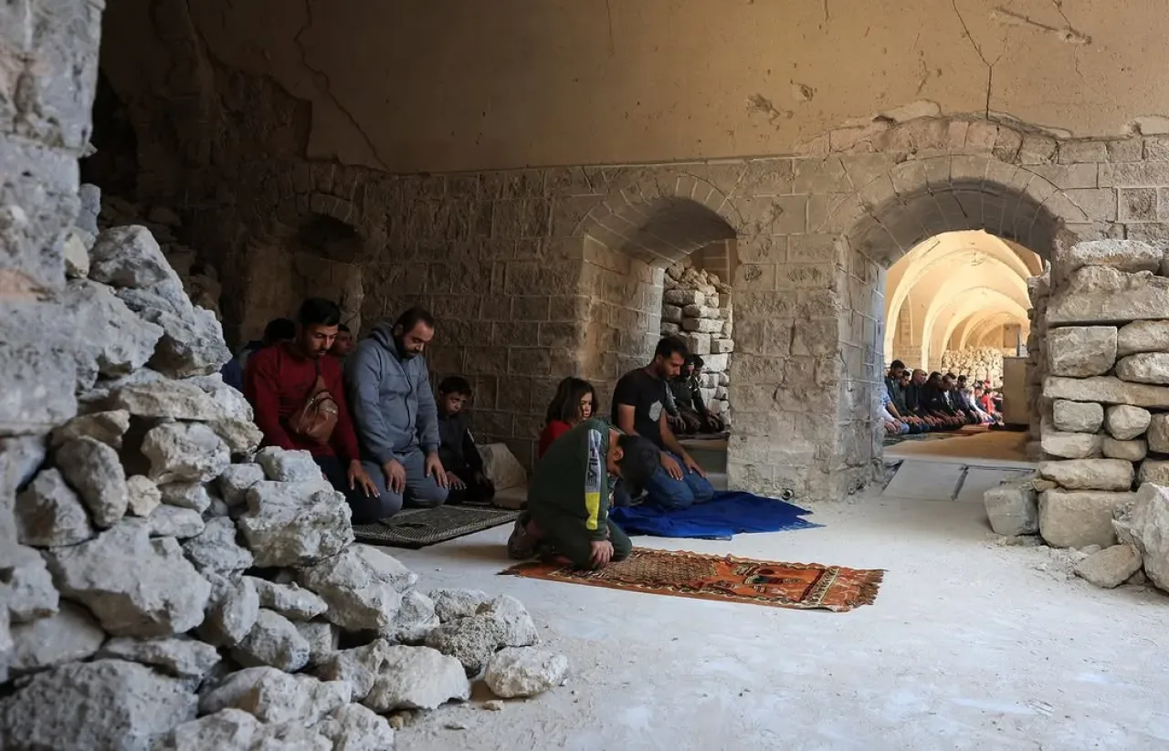 Gazze'deki Büyük Ömeri Camii'nde Cuma Namazı Gazze'deki Büyük Ömeri Camii'nde Cuma Namazı