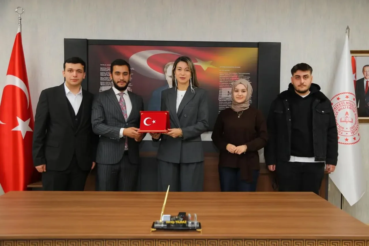 AK Parti Gölbaşı Gençlik Kolları'ndan İlçe Milli Eğitim Müdürü Serap Yılmaz'a Öğretmenler Günü Ziyareti AK Parti Gölbaşı Gençlik Kolları'ndan İlçe Milli Eğitim Müdürü Serap Yılmaz'a Öğretmenler Günü Ziyareti