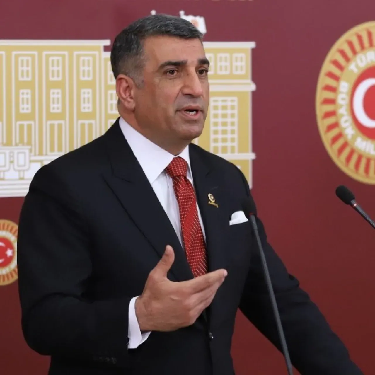 CHP'li Erol'dan İmralı Süreci Eleştirisi: "Apo Dün de Bugün de Çocuk Katili" CHP'li Erol'dan İmralı Süreci Eleştirisi: "Apo Dün de Bugün de Çocuk Katili"