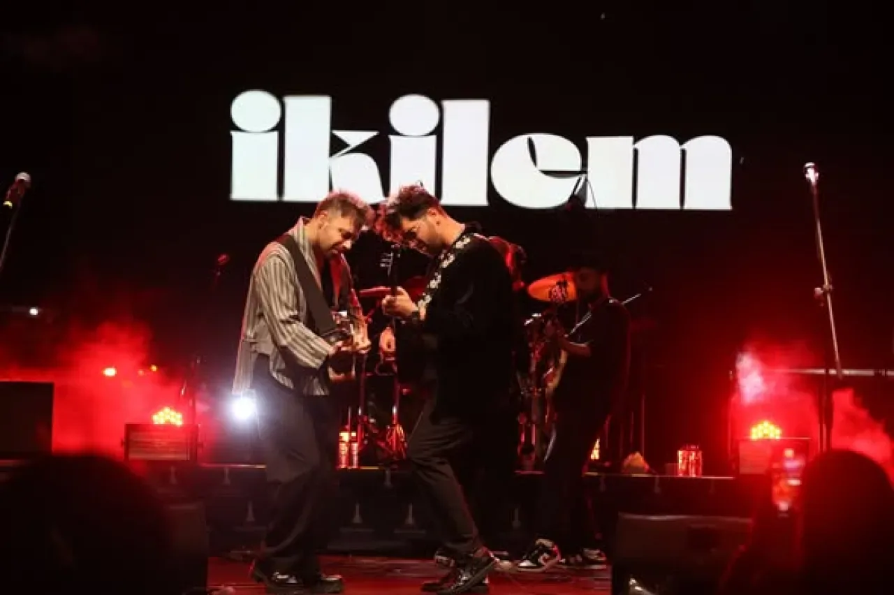 İzmir Urla'da Müzik Festivali Coşkusu: İkilem Konseri ile Unutulmaz Bir Açılış Gecesi İzmir Urla'da Müzik Festivali Coşkusu: İkilem Konseri ile Unutulmaz Bir Açılış Gecesi