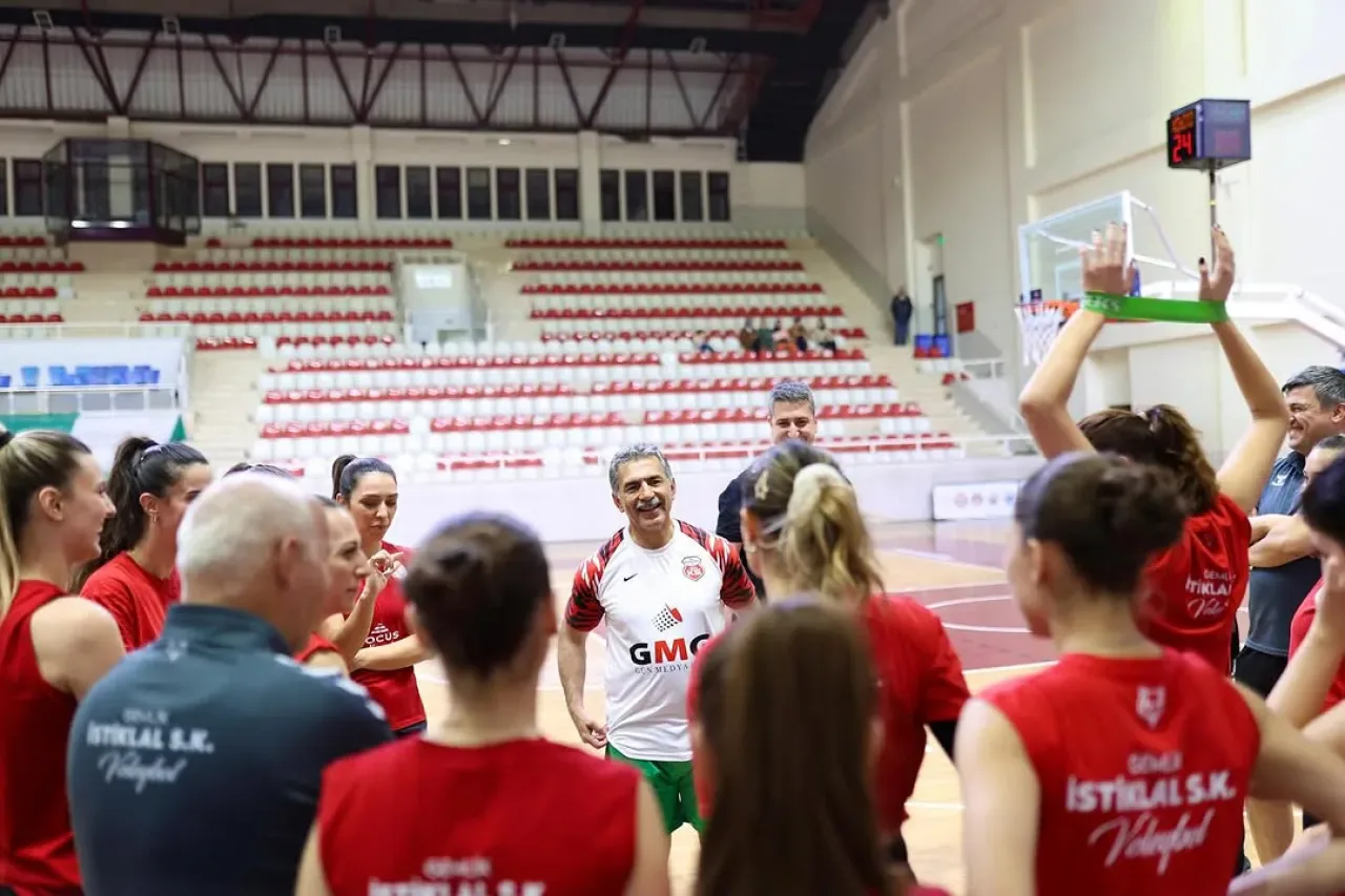 Gemlik Belediye Başkanı Şükrü Deviren Sporcularla Buluştu Gemlik Belediye Başkanı Şükrü Deviren Sporcularla Buluştu