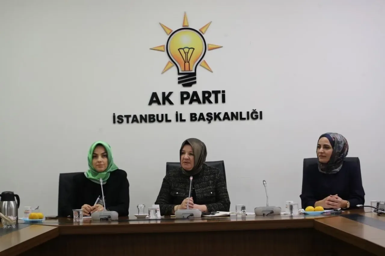 AK Parti İstanbul Kadın Kolları Kültür ve Sanat Politikaları Toplantısı Yapıldı AK Parti İstanbul Kadın Kolları Kültür ve Sanat Politikaları Toplantısı Yapıldı