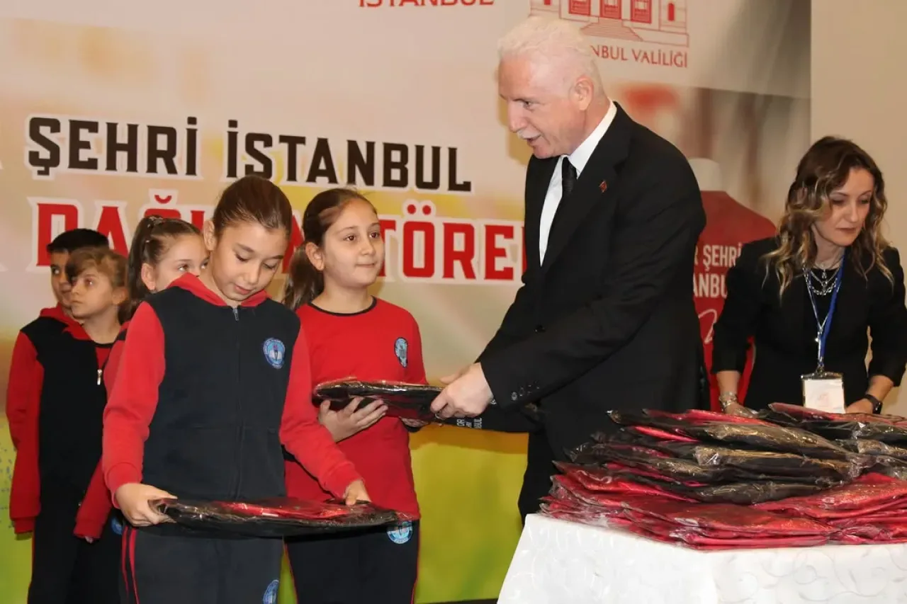 İstanbul'da Lisanslı Öğrencilere Forma ve Spor Çantası Dağıtımı İstanbul'da Lisanslı Öğrencilere Forma ve Spor Çantası Dağıtımı