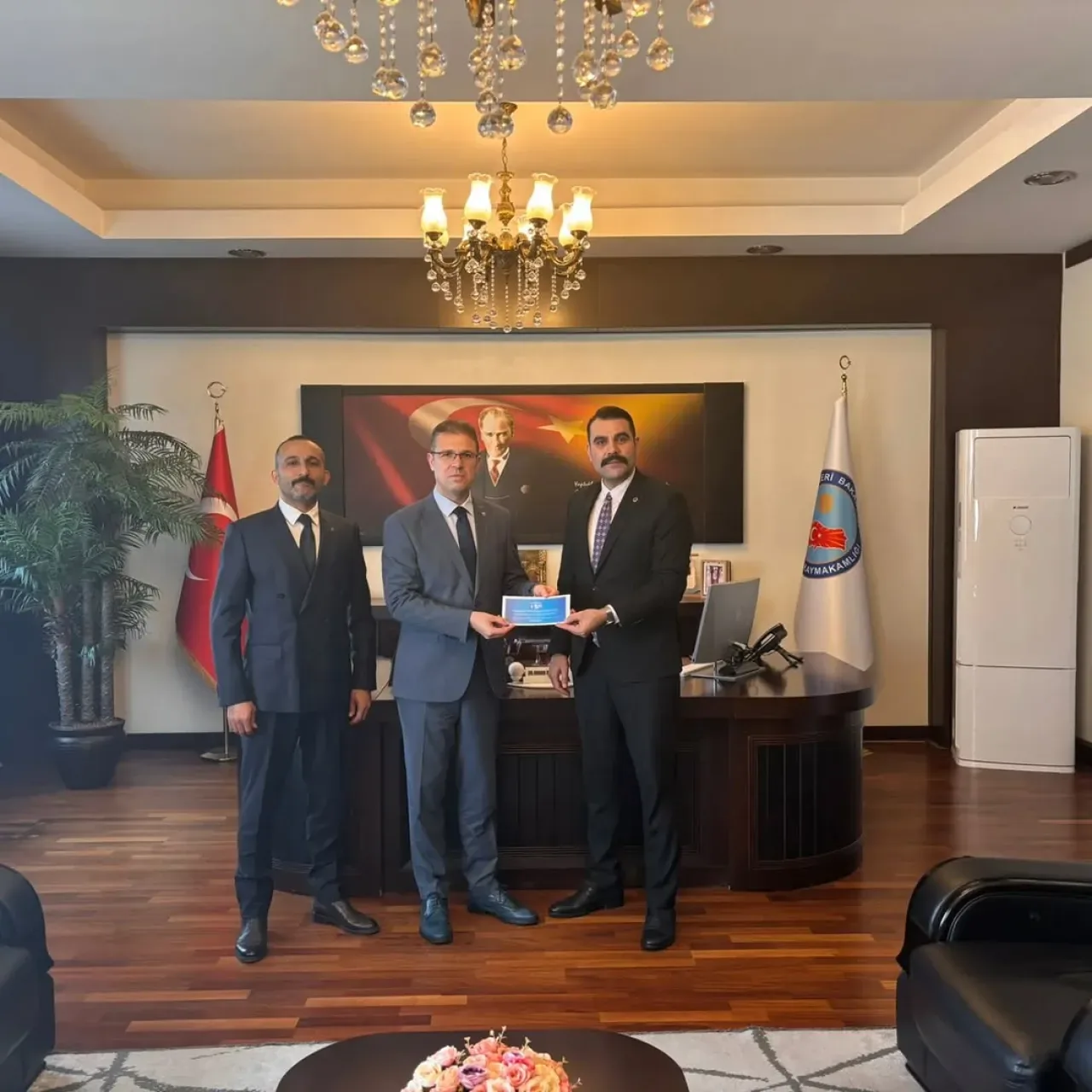 Türk Eğitim Sen Temsilcileri Avcılar Kaymakamı Dr. Orhan Burhan'ı Ziyaret Etti Türk Eğitim Sen Temsilcileri Avcılar Kaymakamı Dr. Orhan Burhan'ı Ziyaret Etti
