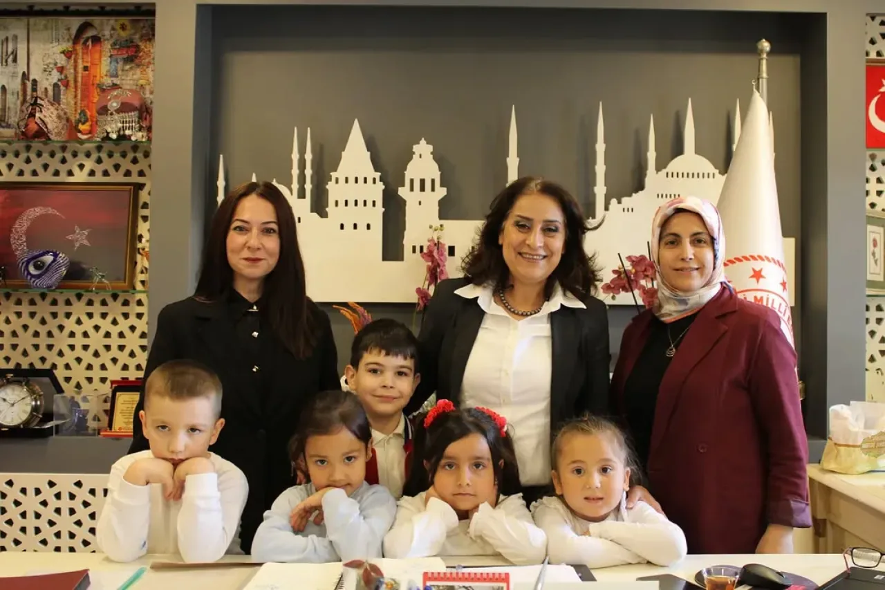 Beykoz'da Minik Öğrencilerden Öğretmenler Günü Ziyareti Beykoz'da Minik Öğrencilerden Öğretmenler Günü Ziyareti