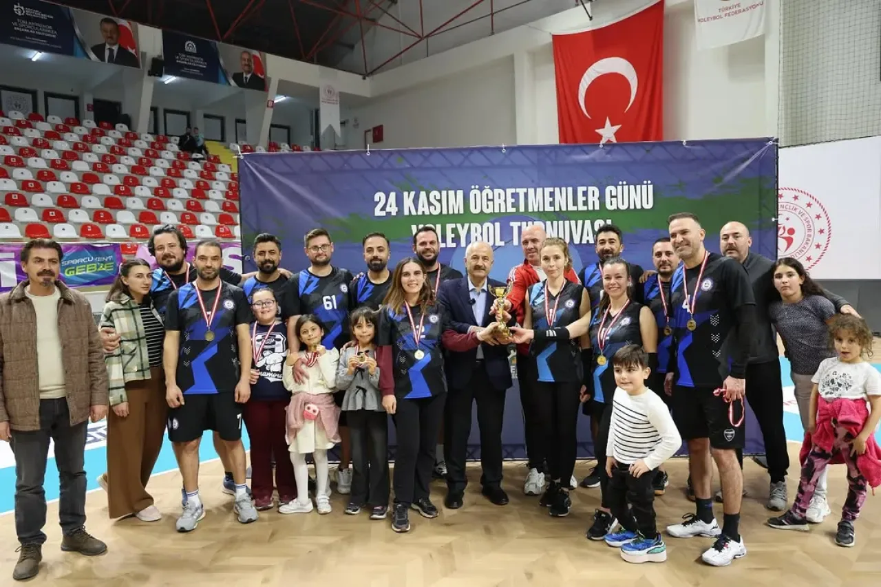 Gebze'de 24 Kasım Öğretmenler Günü Voleybol Turnuvası'nın Şampiyonu Emlak Konutları Ortaokulu Oldu Gebze'de 24 Kasım Öğretmenler Günü Voleybol Turnuvası'nın Şampiyonu Emlak Konutları Ortaokulu Oldu