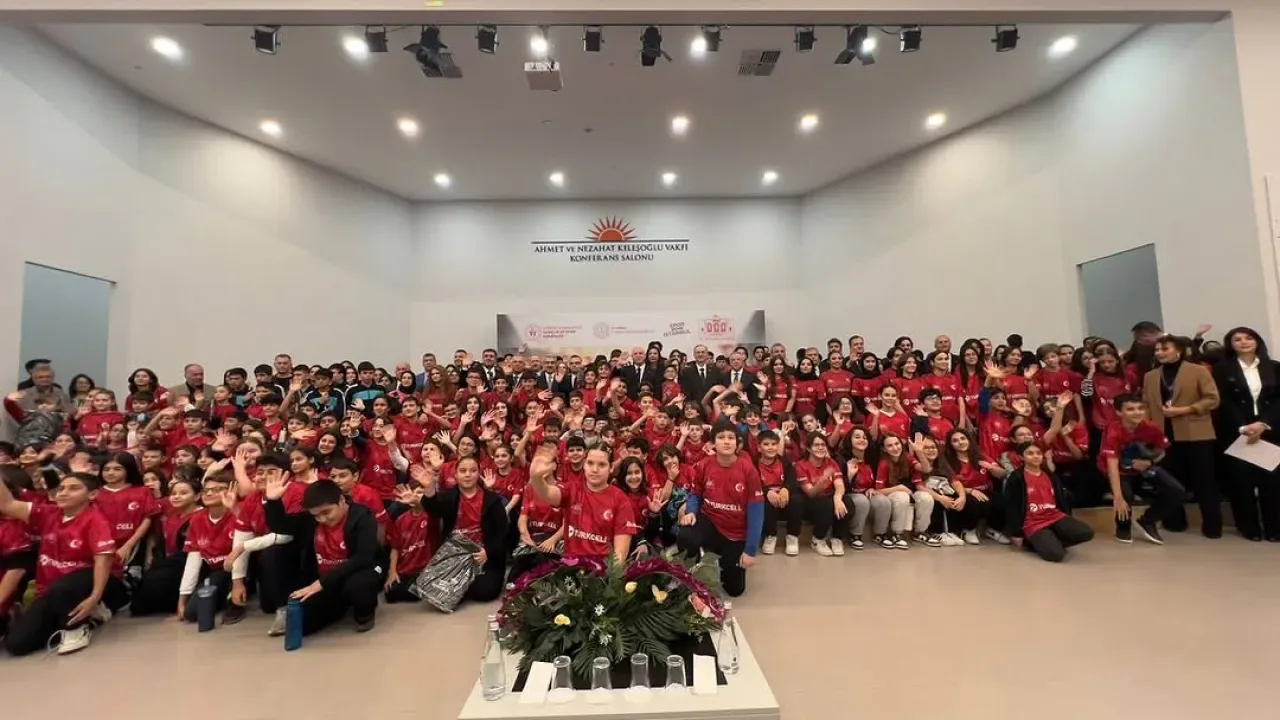 İstanbul'da Genç Sporculara Forma ve Çanta Desteği İstanbul'da Genç Sporculara Forma ve Çanta Desteği
