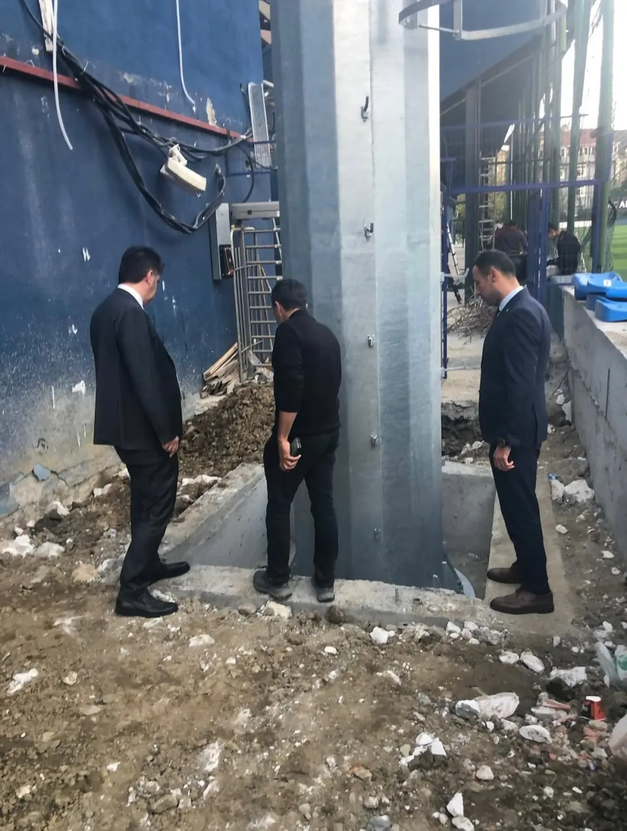 Sarıyer'de Yusuf Ziya Öniş Stadyumu'nun Aydınlatma Çalışmaları Yerinde İncelendi Sarıyer'de Yusuf Ziya Öniş Stadyumu'nun Aydınlatma Çalışmaları Yerinde İncelendi