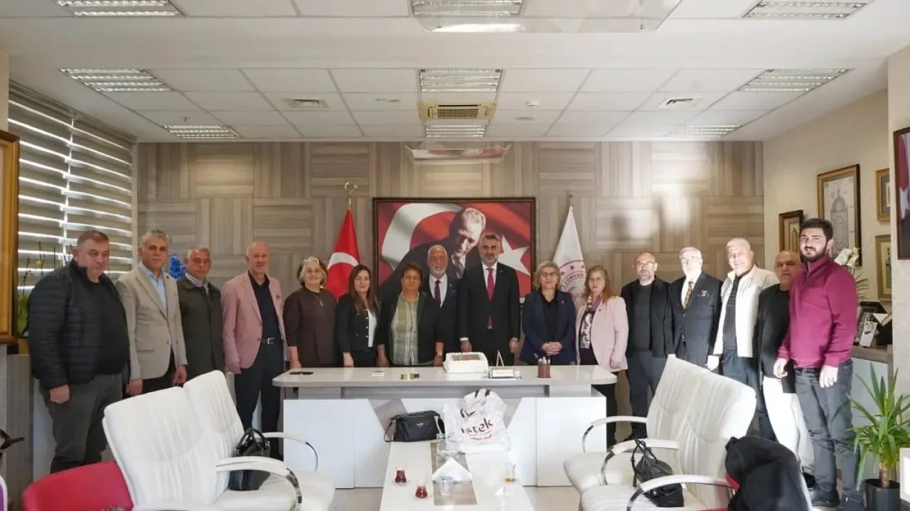 Kartal Muhtarlarından İlçe Milli Eğitim Müdürüne Öğretmenler Günü Ziyareti Kartal Muhtarlarından İlçe Milli Eğitim Müdürüne Öğretmenler Günü Ziyareti