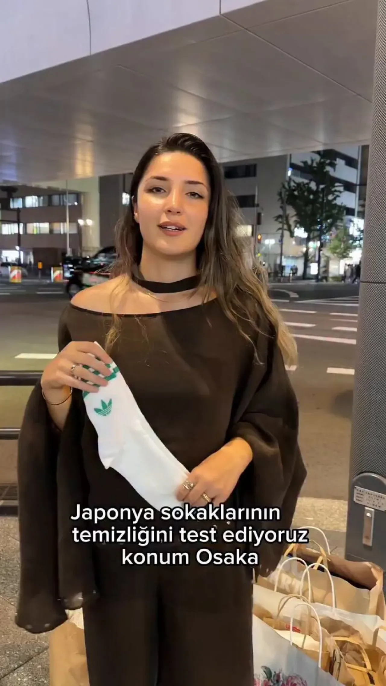 Gezgin Elif Sena Ercan, Japonya Sokaklarının Temizliğini Beyaz Çoraplarla Test Etti Gezgin Elif Sena Ercan, Japonya Sokaklarının Temizliğini Beyaz Çoraplarla Test Etti