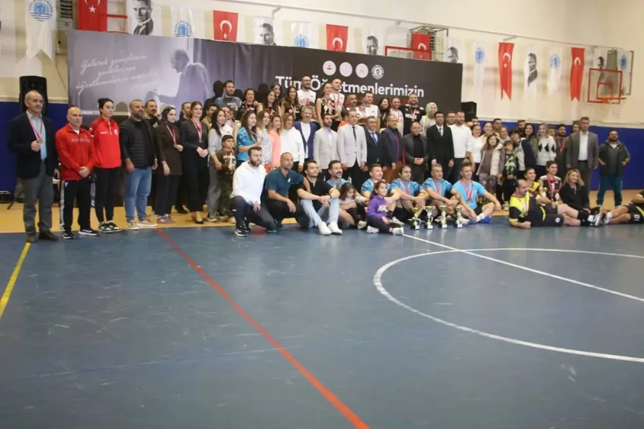 Tuzla'da Öğretmenler Günü Spor Müsabakalarının Ödül Töreni Gerçekleşti Tuzla'da Öğretmenler Günü Spor Müsabakalarının Ödül Töreni Gerçekleşti