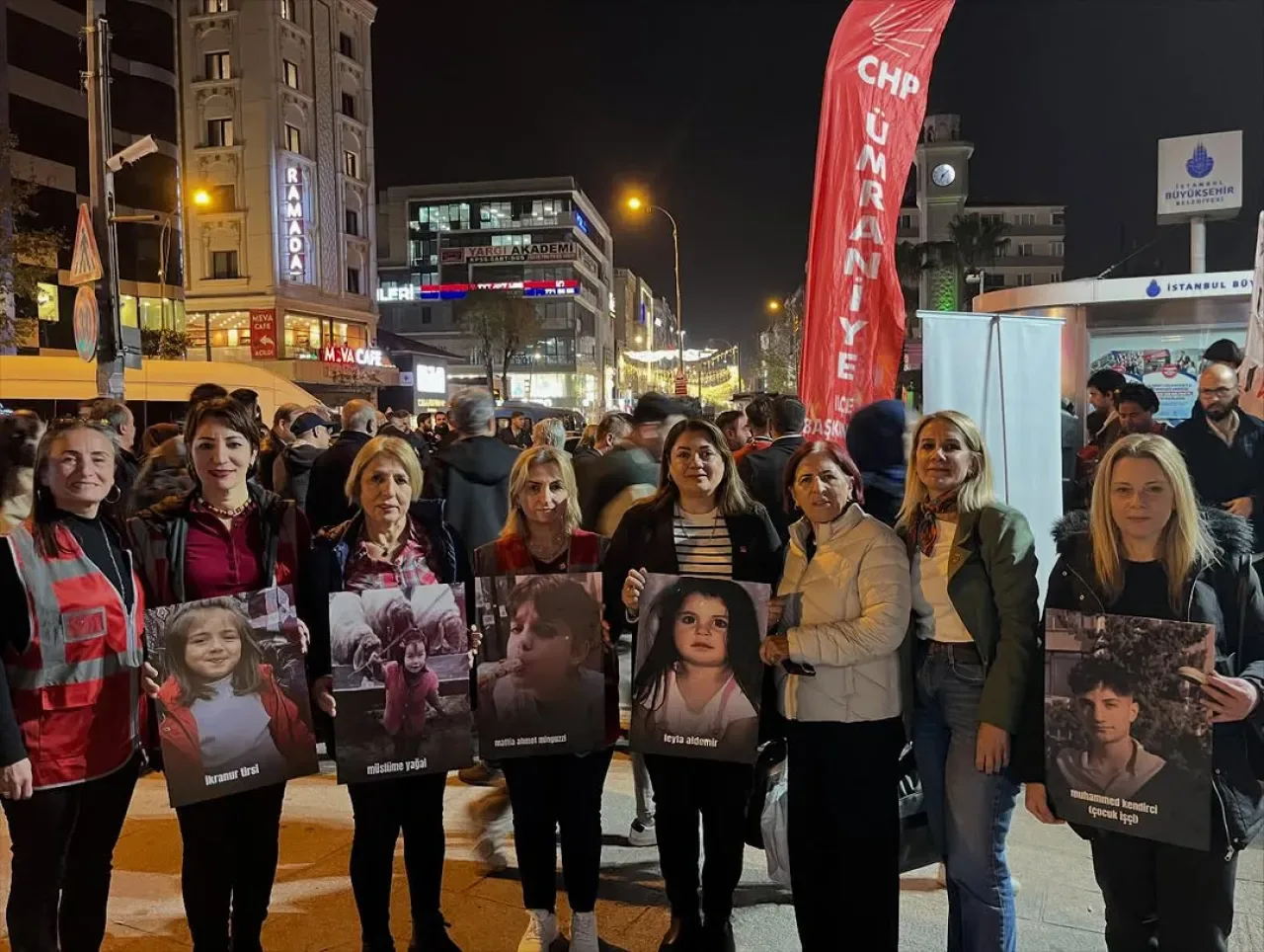 CHP Ümraniye Kadın Kolları'ndan Dünya Çocuk Hakları Günü Açıklaması CHP Ümraniye Kadın Kolları'ndan Dünya Çocuk Hakları Günü Açıklaması