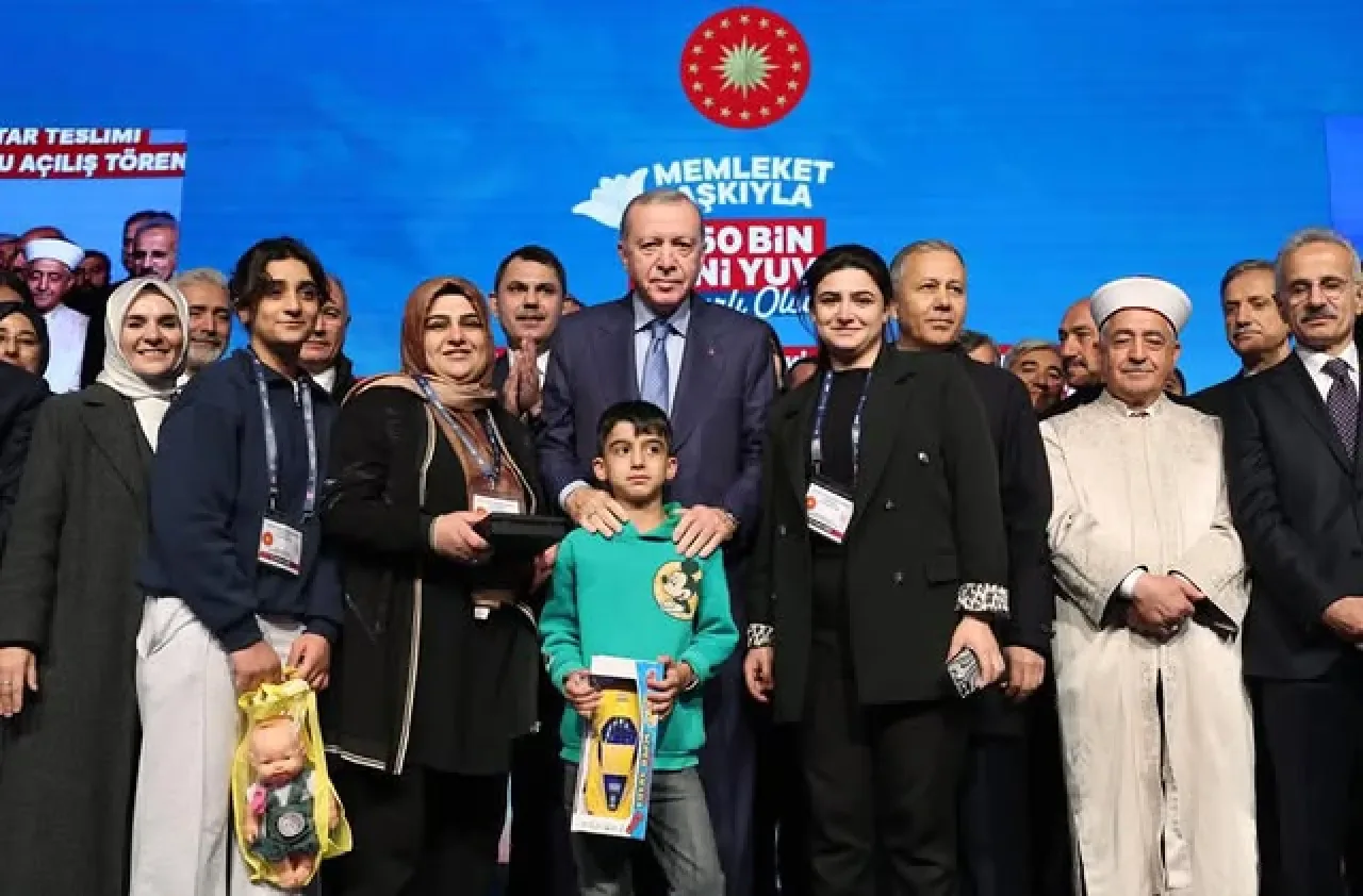 11 İlde 350 Bin Konut Tamamlandı: Depremzedelere Yeni Yuvalar Teslim Ediliyor 11 İlde 350 Bin Konut Tamamlandı: Depremzedelere Yeni Yuvalar Teslim Ediliyor