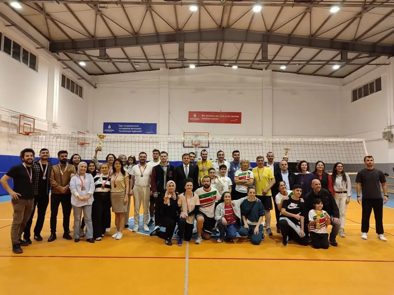 Beyoğlu'nda Öğretmenler Günü Voleybol Turnuvasında Şampiyon Muallim Cevdet Ortaokulu Oldu Beyoğlu'nda Öğretmenler Günü Voleybol Turnuvasında Şampiyon Muallim Cevdet Ortaokulu Oldu