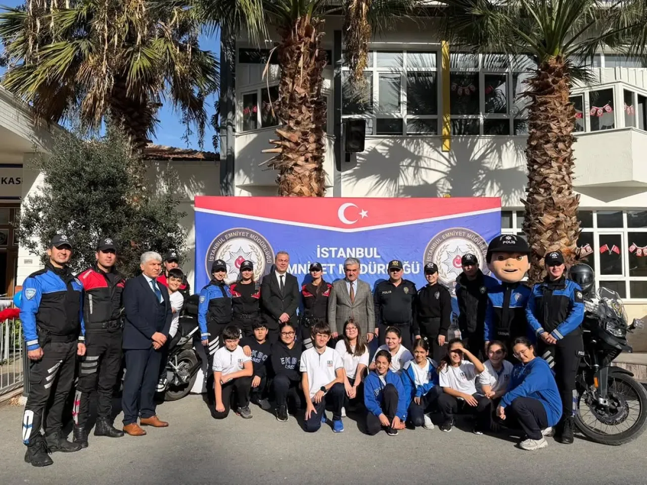 Bakırköy'de Öğrencilere Güvenlik Bilinci Eğitimi Verildi Bakırköy'de Öğrencilere Güvenlik Bilinci Eğitimi Verildi