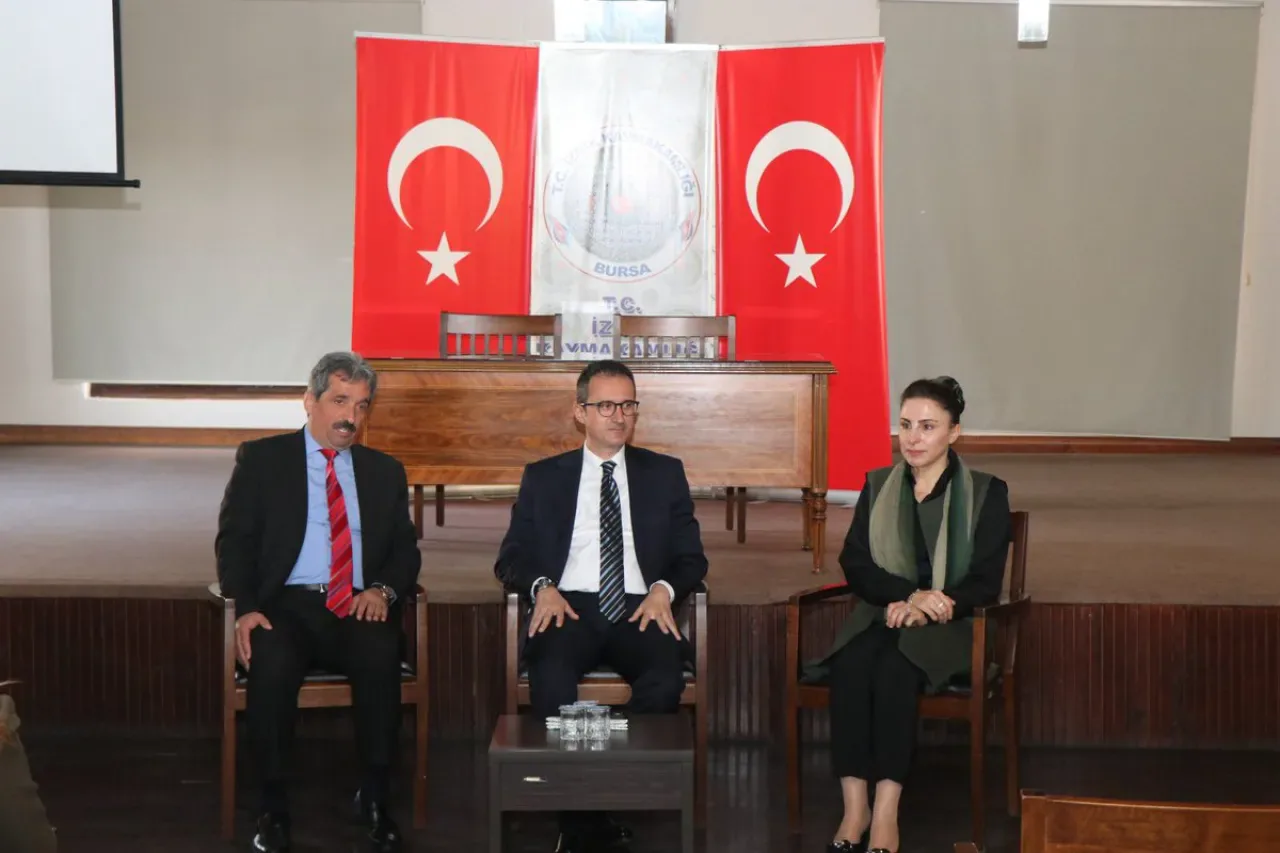 İznik'te Öğrenciler Kaymakam Karaman'ı Ziyaret Etti İznik'te Öğrenciler Kaymakam Karaman'ı Ziyaret Etti