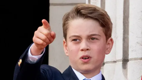 Prens George, Eton üniformasına eklediği 'özel detay'la annesi Kate Middleton'ı gururlandırdı